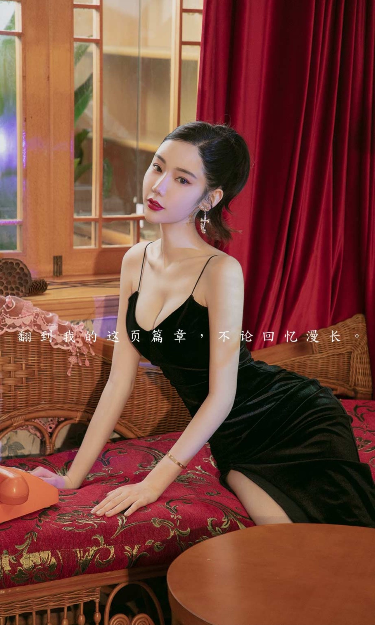 xgyw.top_[Ugirls爱尤物]No.2456_模特萌琪琪唯美诗篇性感黑色吊裙秀完美身材迷人诱惑写真35P