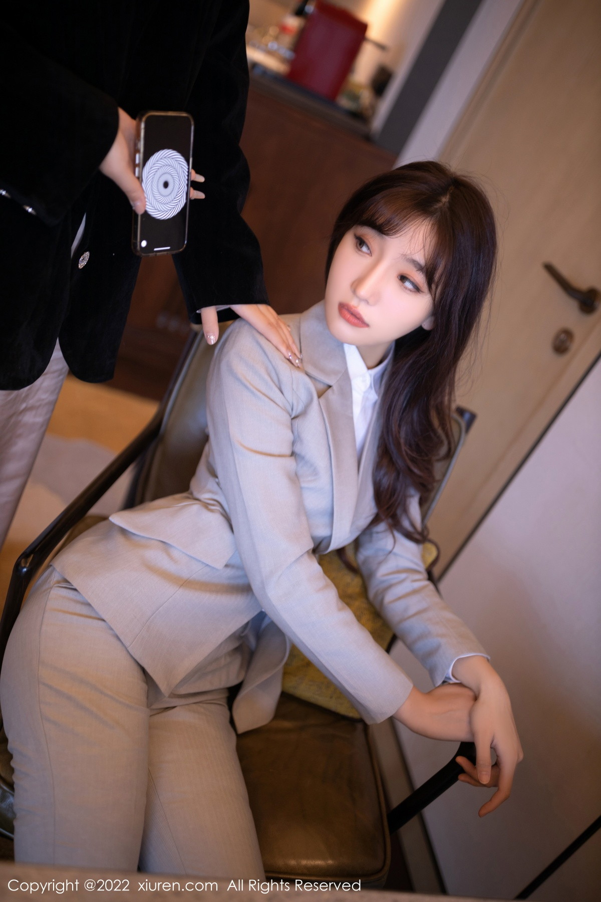 xgyw.top_XiuRen第5840期_模特陆萱萱北京旅拍催眠主题脱灰色制服露红色蕾丝内衣诱惑写真80P