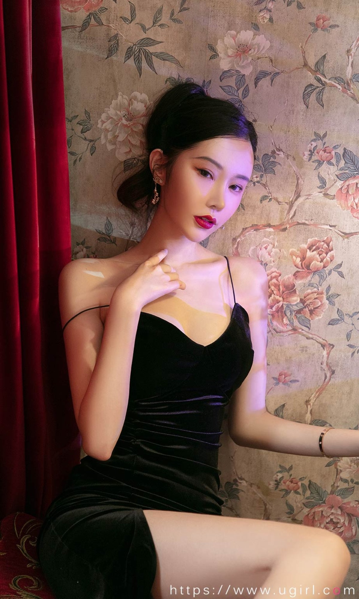 xgyw.top_[Ugirls爱尤物]No.2456_模特萌琪琪唯美诗篇性感黑色吊裙秀完美身材迷人诱惑写真35P