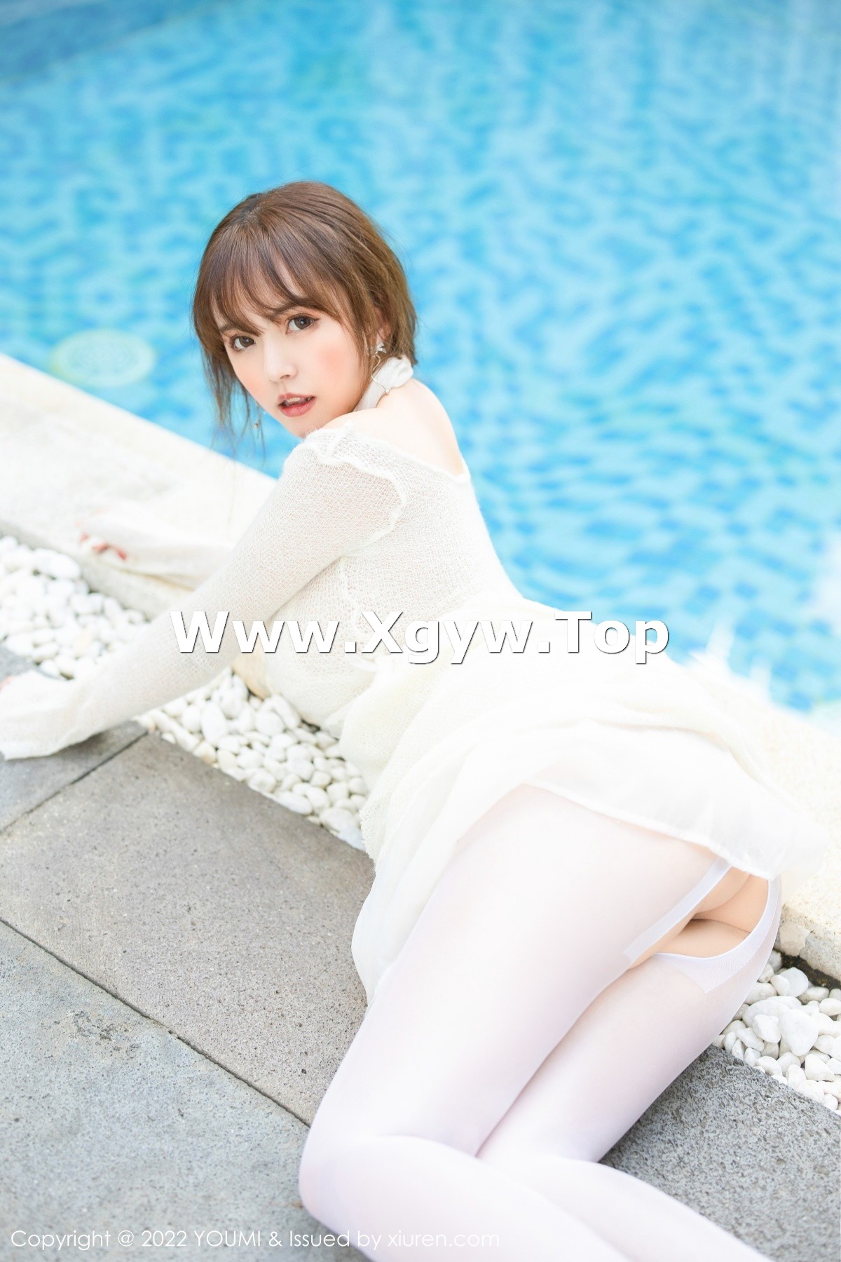 xgyw.top_[YouMi尤蜜荟]Vol.862_模特张思允Nice泳池场景白色连衣裙配开档白丝袜极致魅惑写真68P
