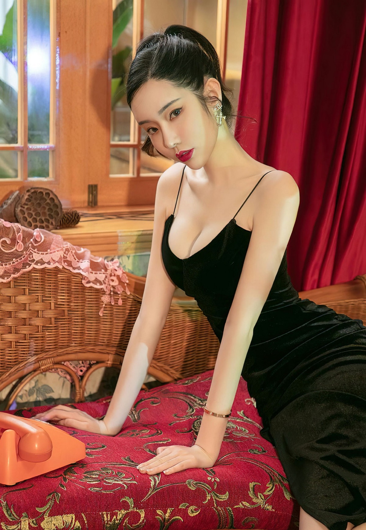 xgyw.top_[Ugirls爱尤物]No.2456_模特萌琪琪唯美诗篇性感黑色吊裙秀完美身材迷人诱惑写真35P