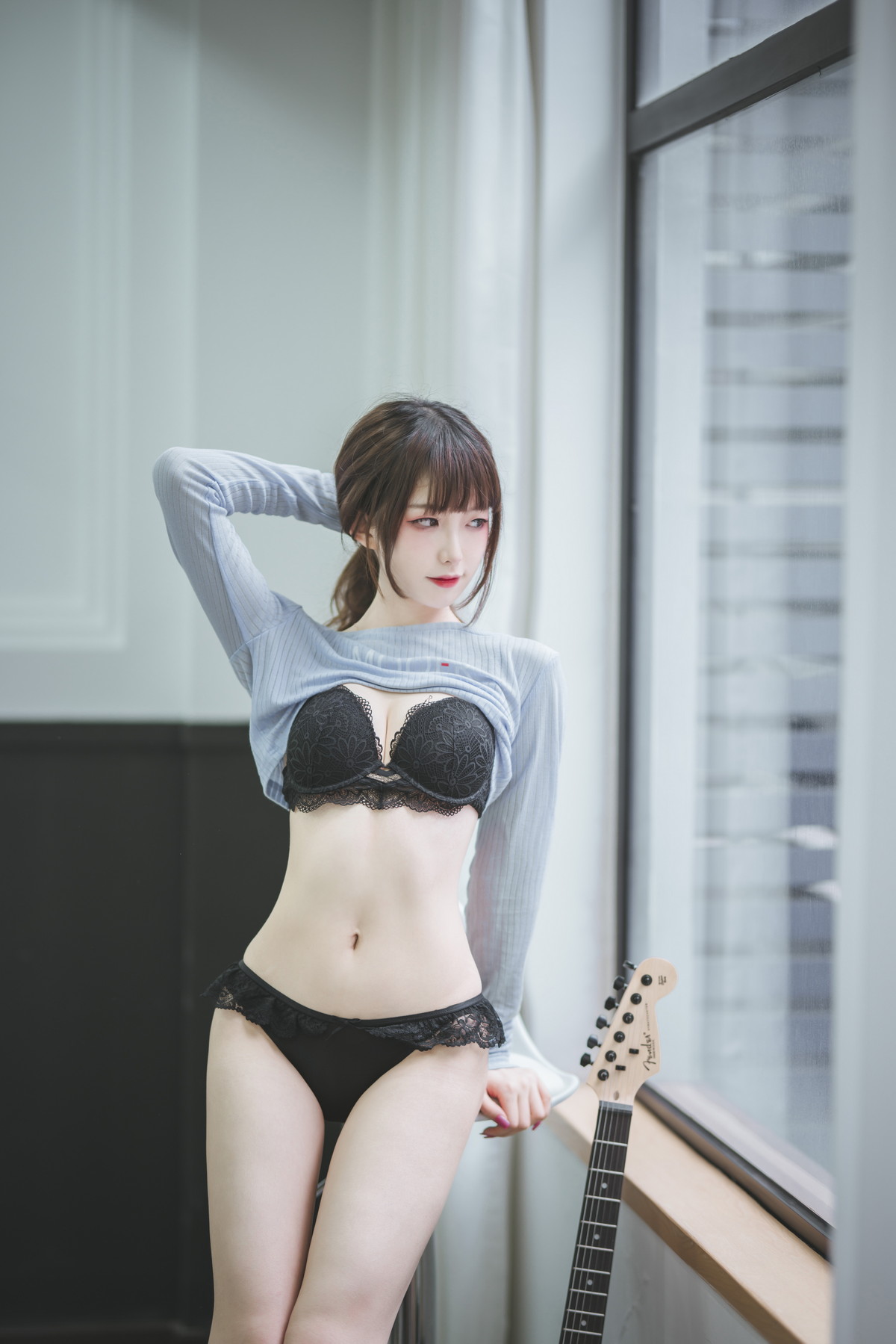 xgyw.top_动漫博主封疆疆v吉他妹妹主题私房性感露臀短裙半脱露黑色蕾丝内衣诱惑写真40P