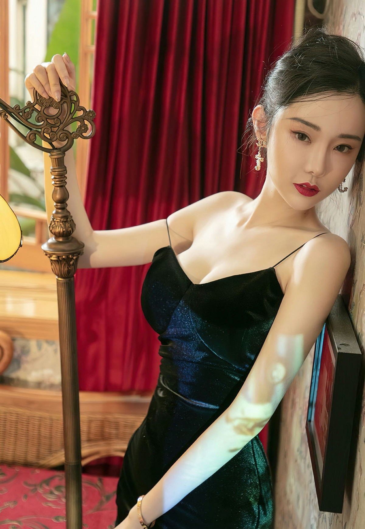 xgyw.top_[Ugirls爱尤物]No.2456_模特萌琪琪唯美诗篇性感黑色吊裙秀完美身材迷人诱惑写真35P