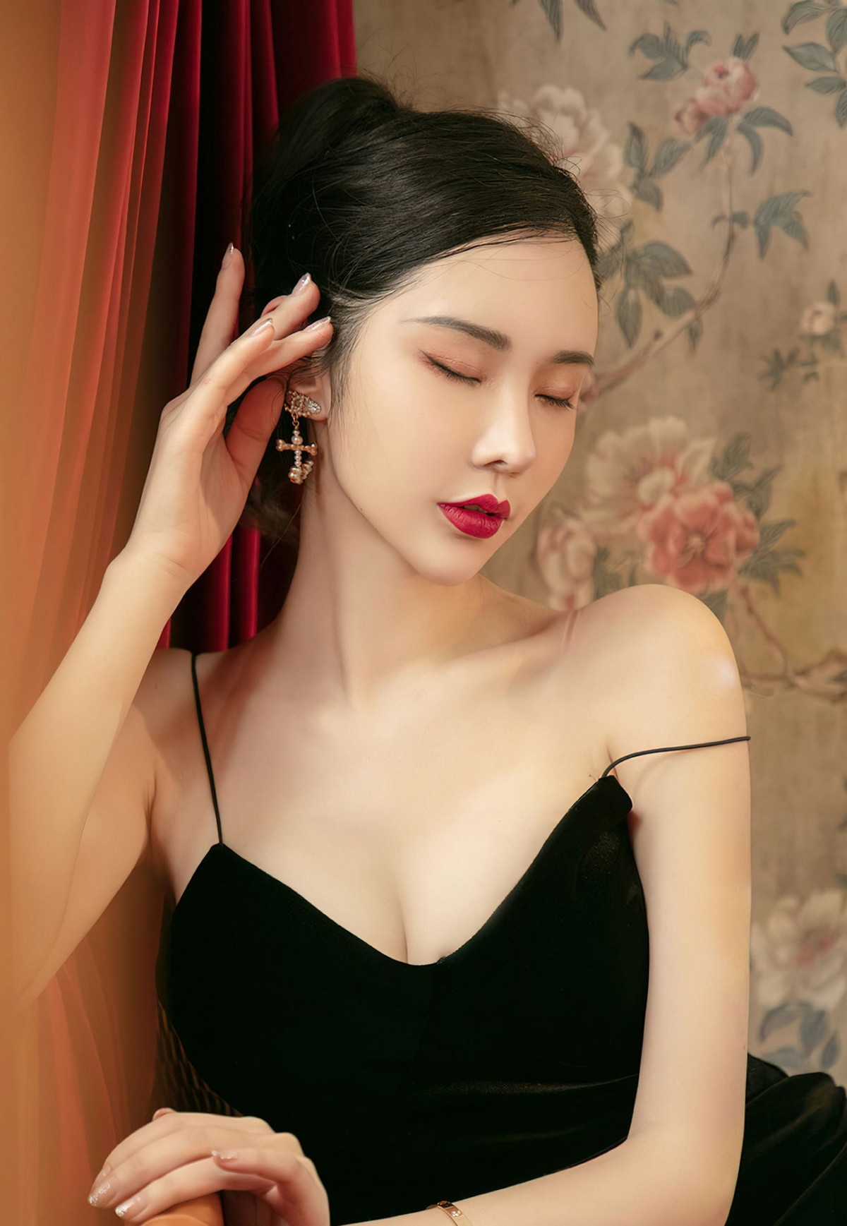xgyw.top_[Ugirls爱尤物]No.2456_模特萌琪琪唯美诗篇性感黑色吊裙秀完美身材迷人诱惑写真35P