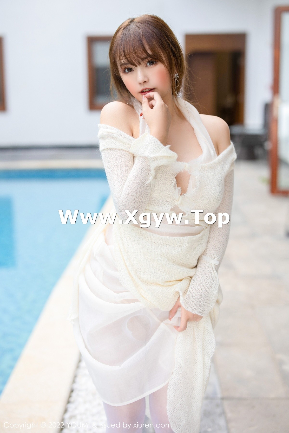 xgyw.top_[YouMi尤蜜荟]Vol.862_模特张思允Nice泳池场景白色连衣裙配开档白丝袜极致魅惑写真68P