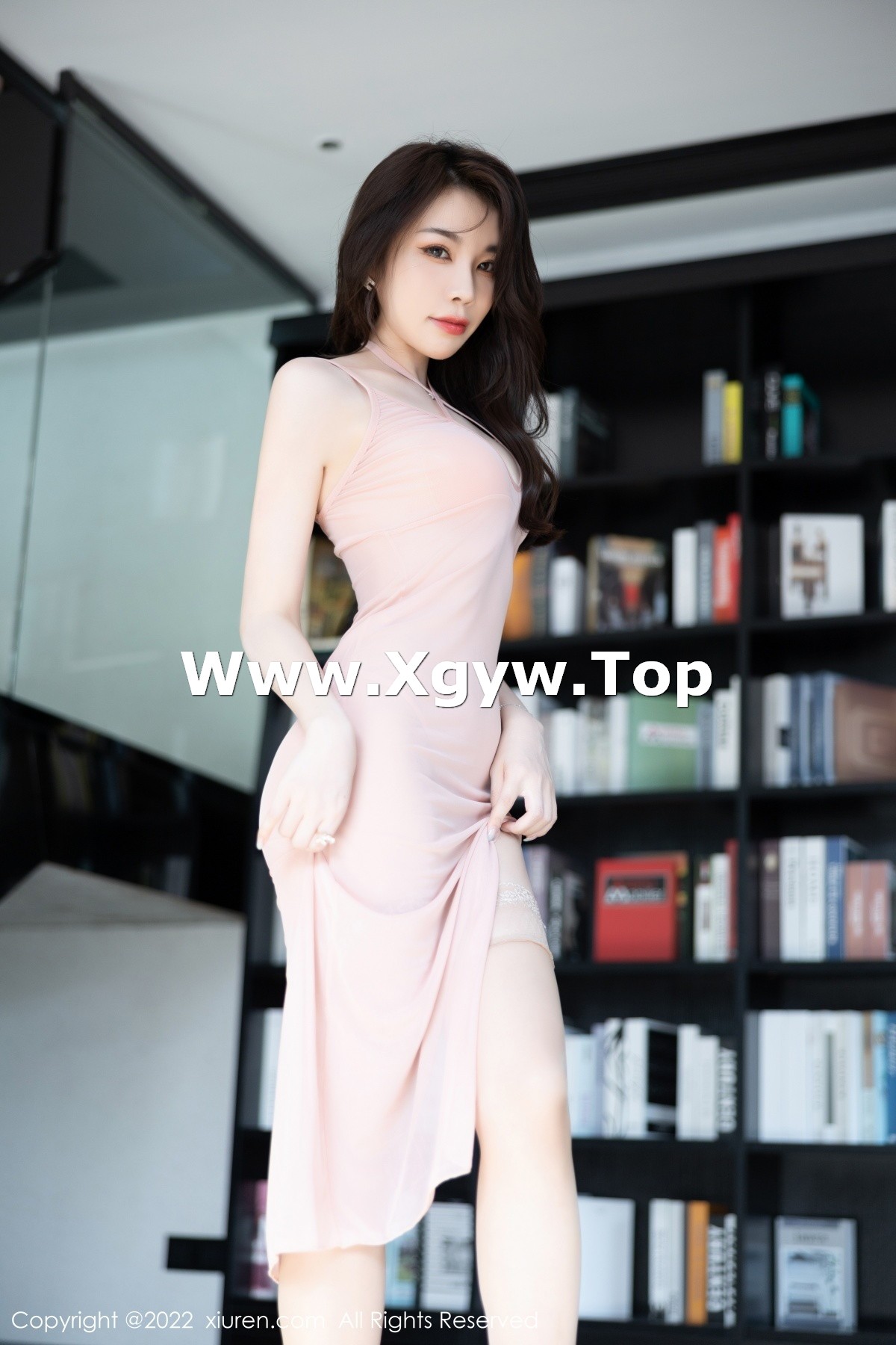 xgyw.top_XiuRen第5839期_女神徐莉芝Booty性感粉灰色露肩连衣裙配超薄肉丝迷人诱惑写真86P