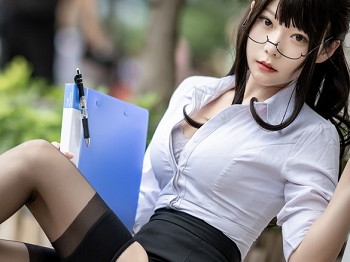 网络青春美女香草喵露露丝袜西装骚扰主题户外性感白T配黑短裙秀超薄黑色丝袜骚扰写真24P