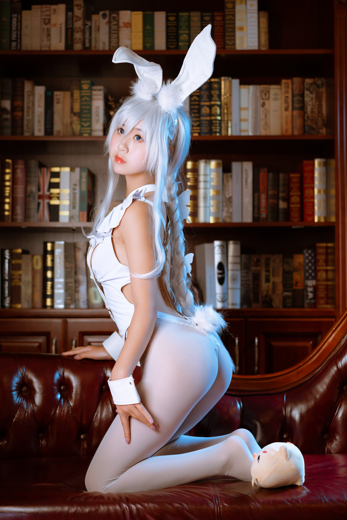 xgyw.top_阳光美少女萌芽儿o0恶毒白兔主题兔女郎装扮白色连体丝袜秀翘臀美腿诱惑写真49P