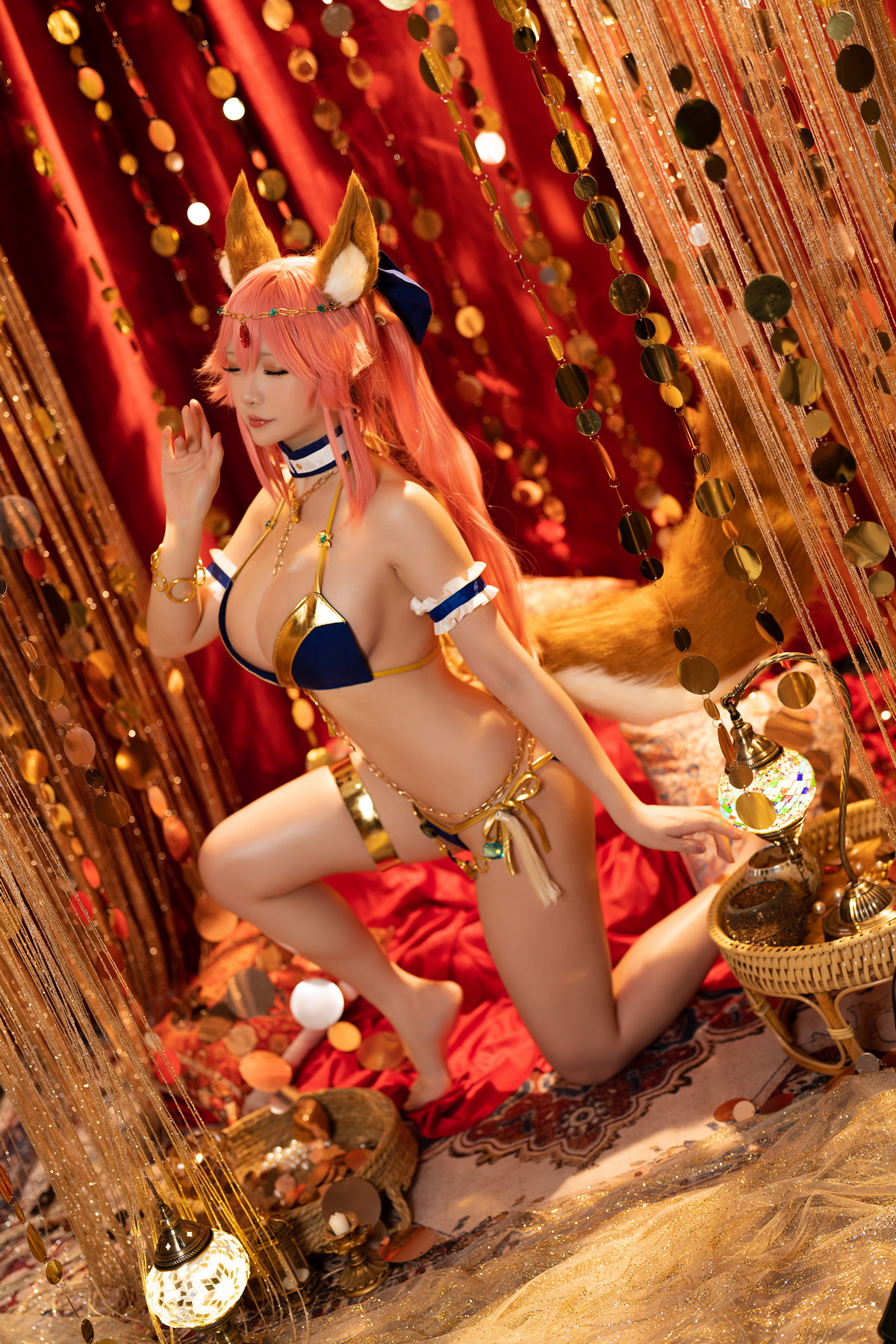 xgyw.top_Coser小姐姐星之迟迟玉藻前舞娘主题居家私房性感金色边内衣秀豪乳诱惑写真36P