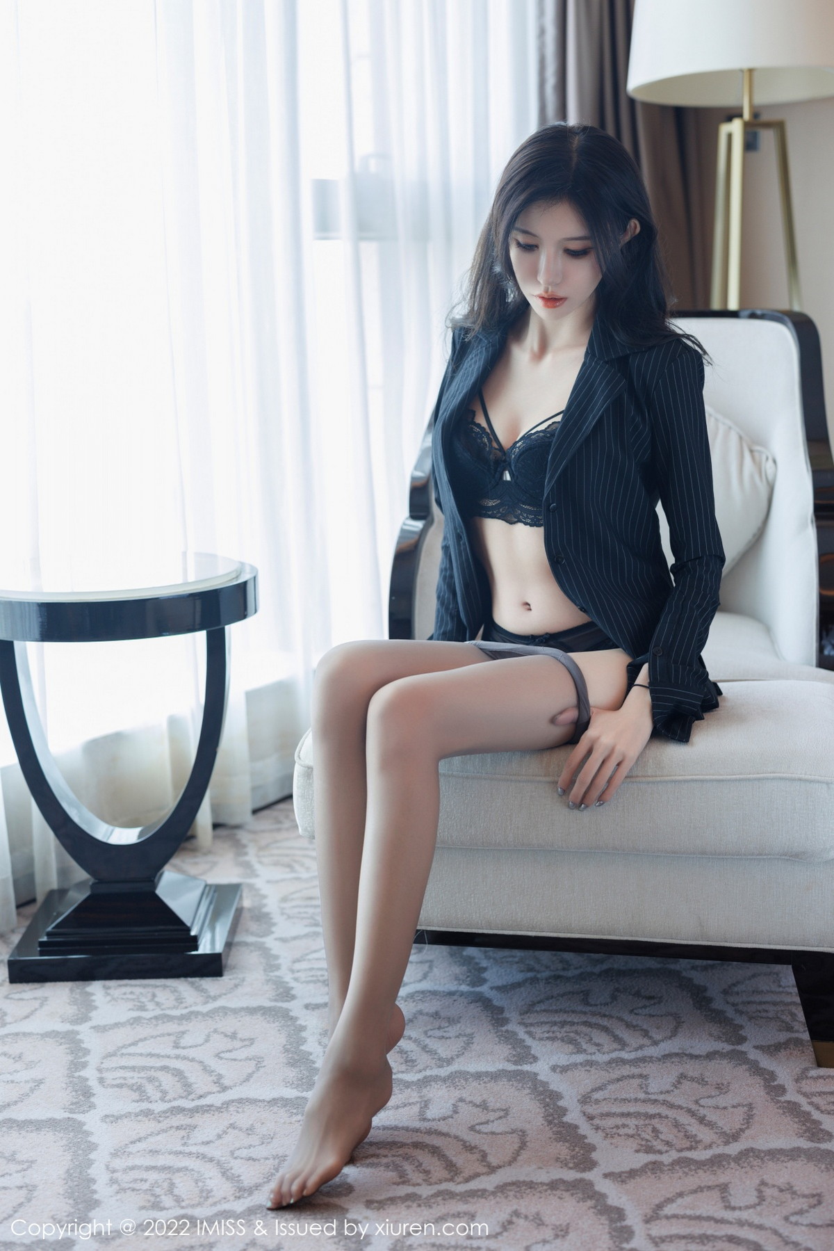 xgyw.top_[IMISS爱蜜社]Vol.707_新人模特泥鳅鳅脱深色外衣露黑色蕾丝内衣配超薄黑丝诱惑写真50P