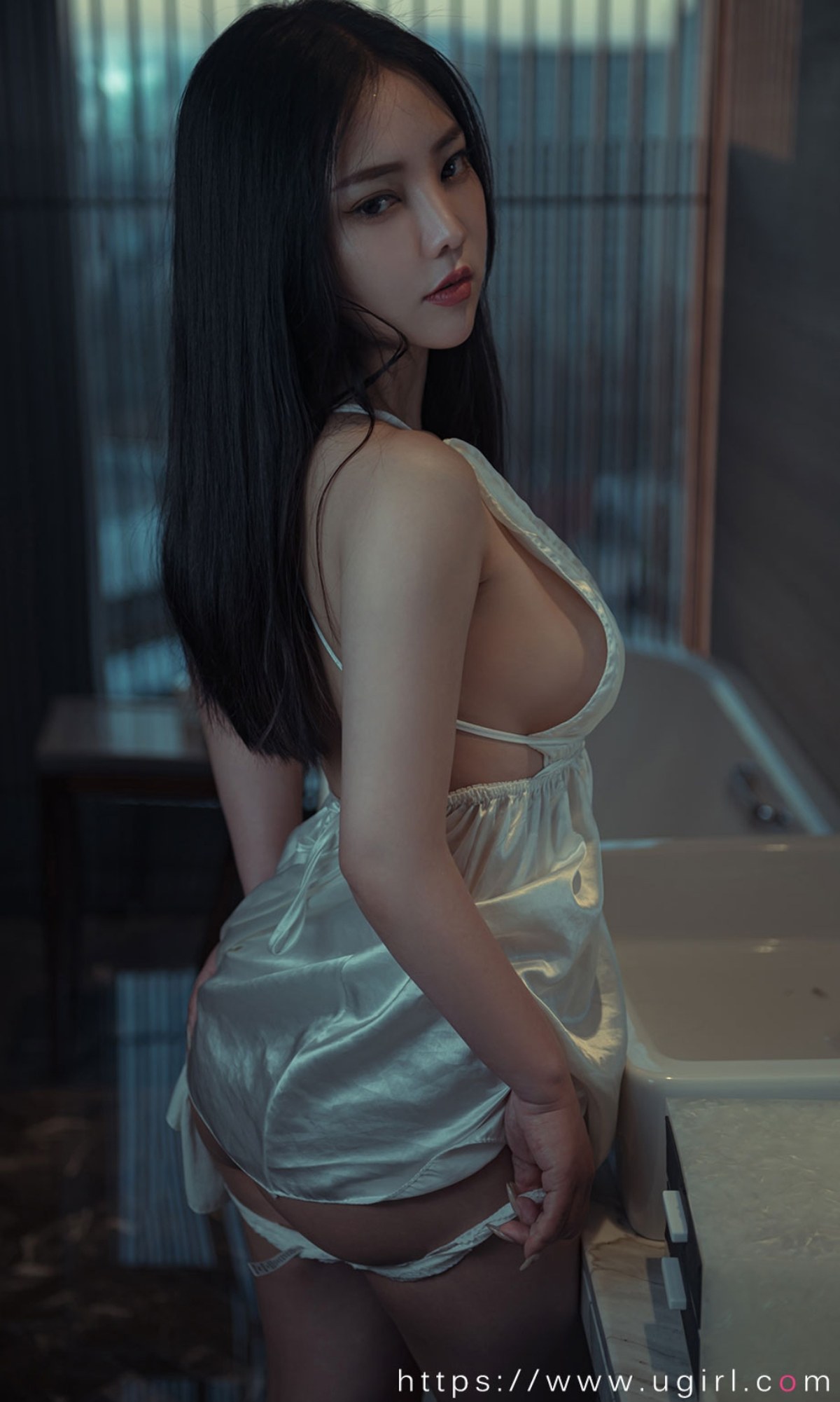 xgyw.top_[Ugirls爱尤物]No.2458_模特Anna苏拉性感银白色吊裙半撩露丁字裤秀翘臀诱惑写真35P