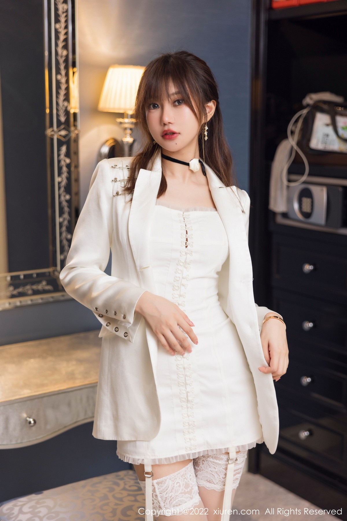 xgyw.top_XiuRen第5845期_女神绮里嘉ula白色吊带短裙配白色蕾丝袜秀婀娜身段诱惑写真71P