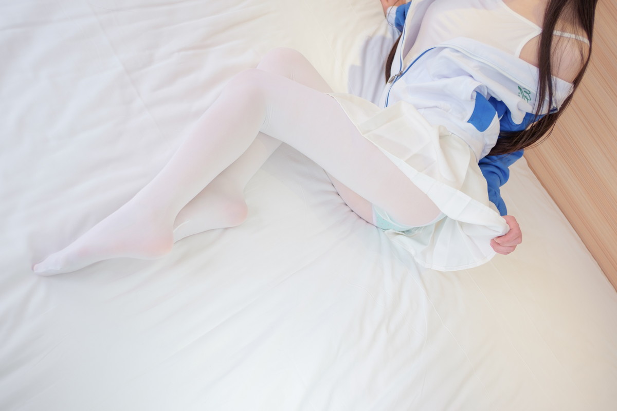 xgyw.top_网络美女西尔酱校服白丝主题私房床上脱学生制服露性感白丝秀美腿迷人写真77P