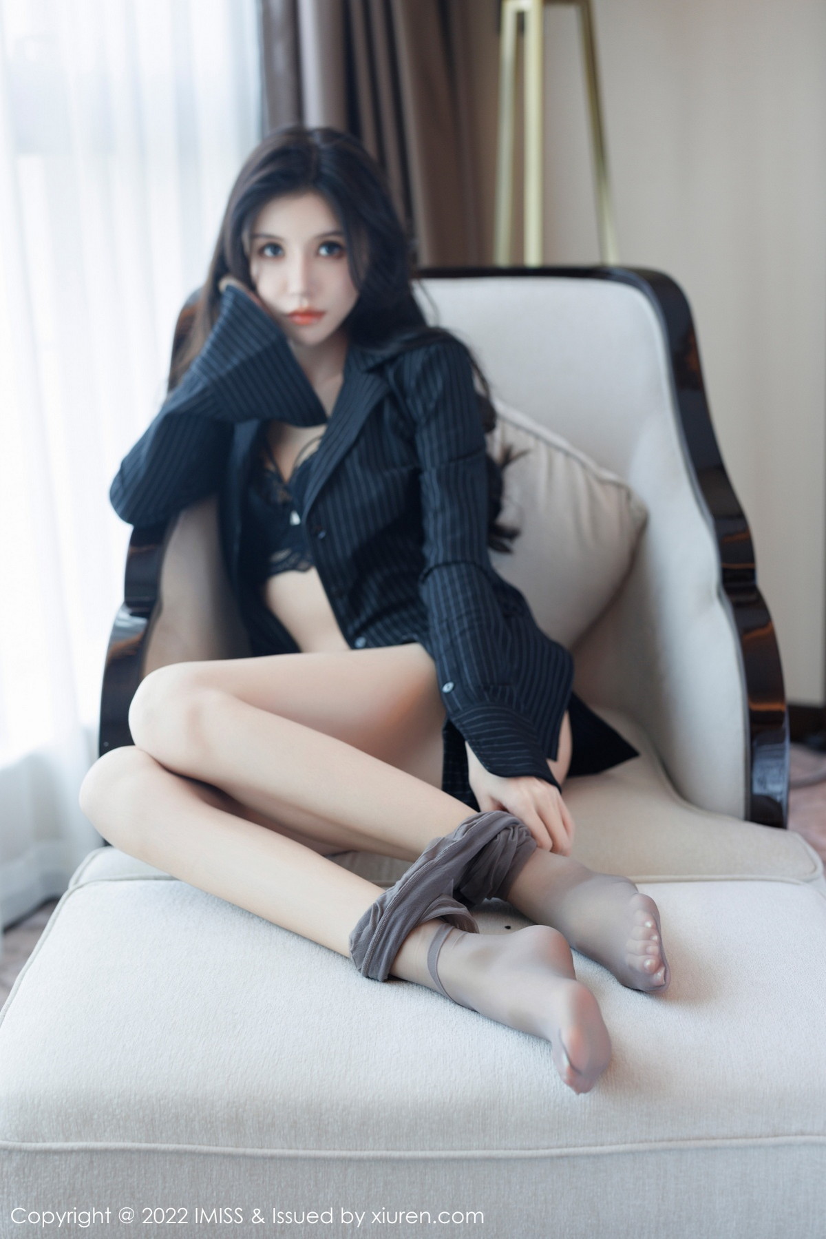 xgyw.top_[IMISS爱蜜社]Vol.707_新人模特泥鳅鳅脱深色外衣露黑色蕾丝内衣配超薄黑丝诱惑写真50P