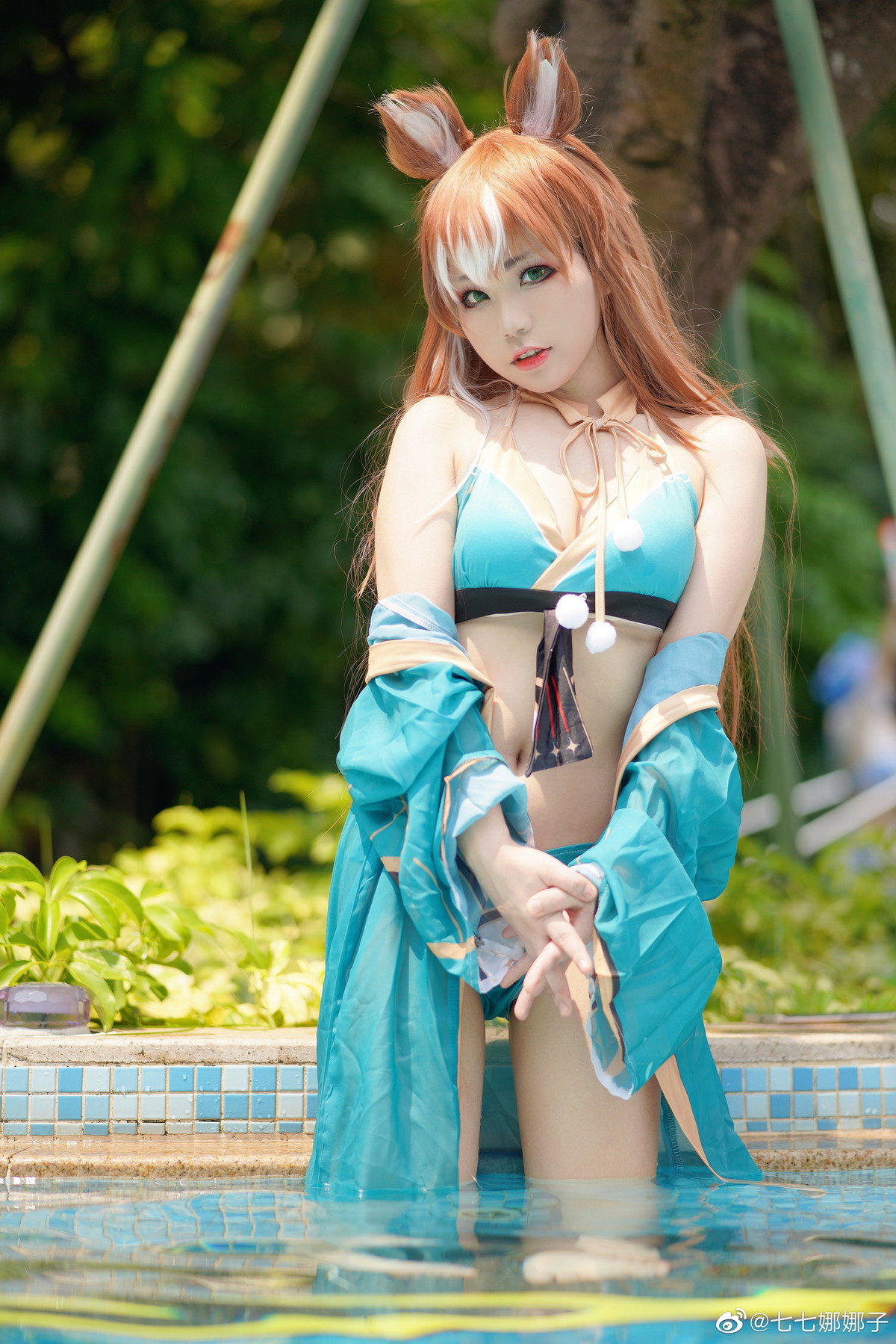 xgyw.top_Coser美女七七娜娜子希娜吧主题户外泳池边性感比基尼秀完美身材迷人诱惑写真28P