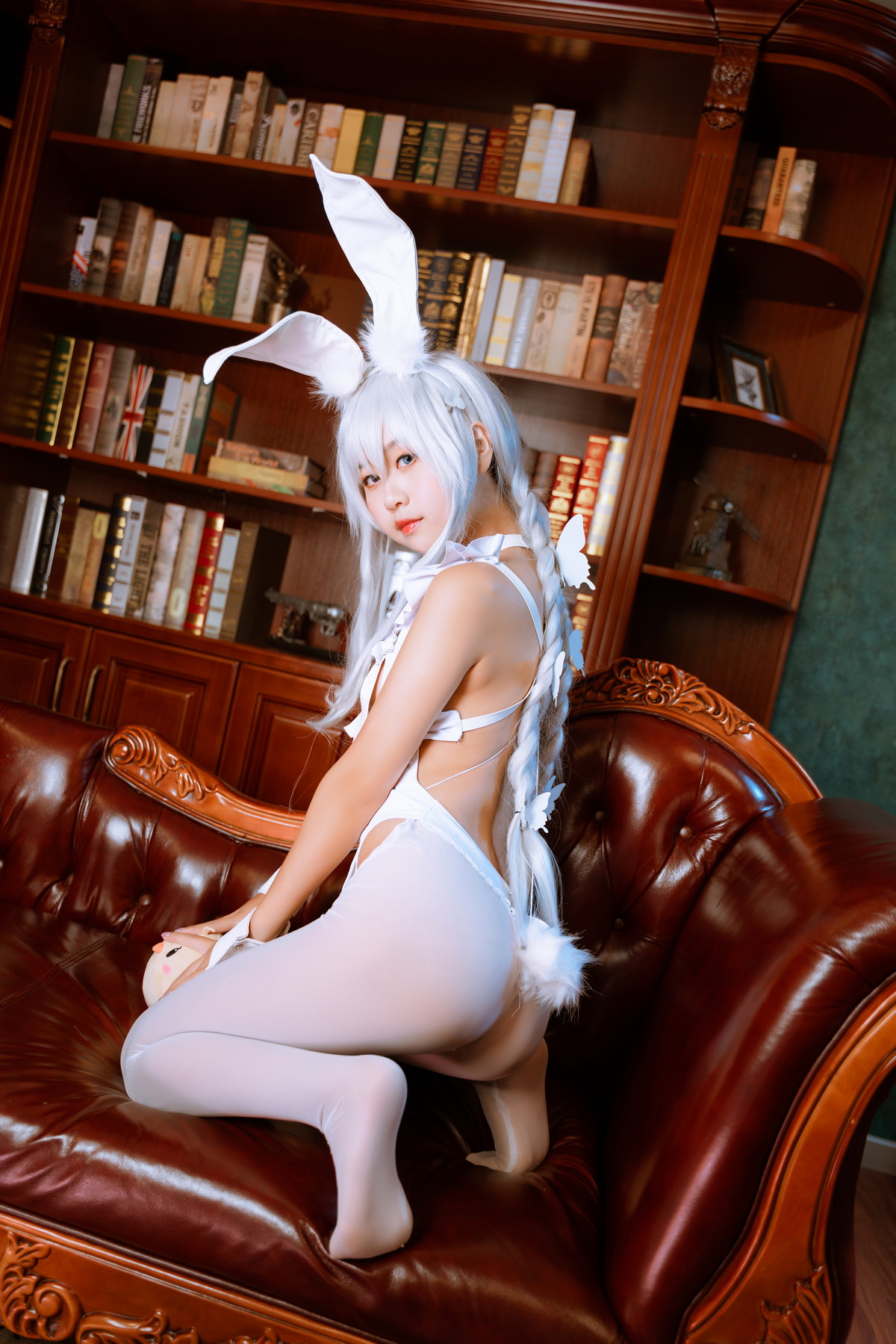 xgyw.top_阳光美少女萌芽儿o0恶毒白兔主题兔女郎装扮白色连体丝袜秀翘臀美腿诱惑写真49P