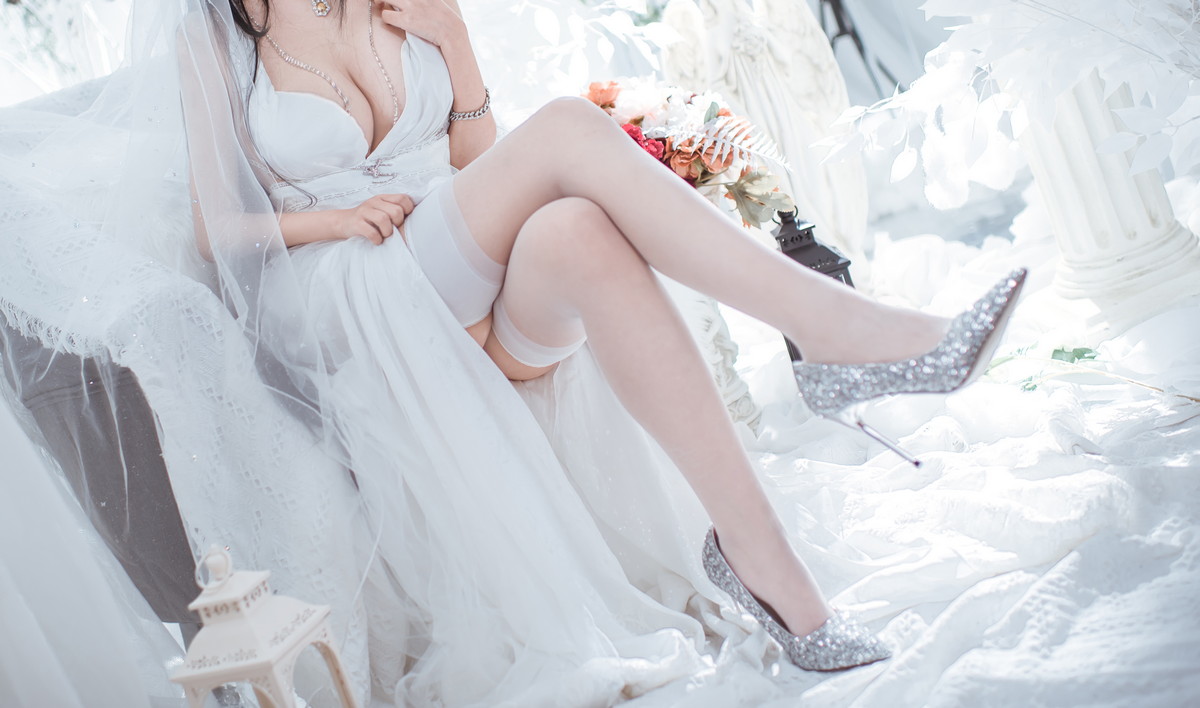 xgyw.top_Coser美女仙女月大凤纯白婚纱主题性感白色薄纱配白色吊袜秀完美身材诱惑写真30P