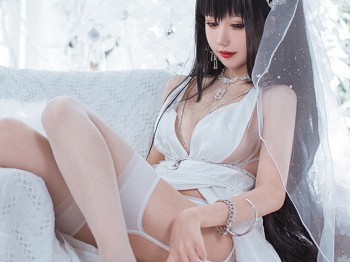 Coser青春美女仙女月大凤纯白婚纱主题性感白色薄纱配白色吊袜秀完美身材骚扰写真30P