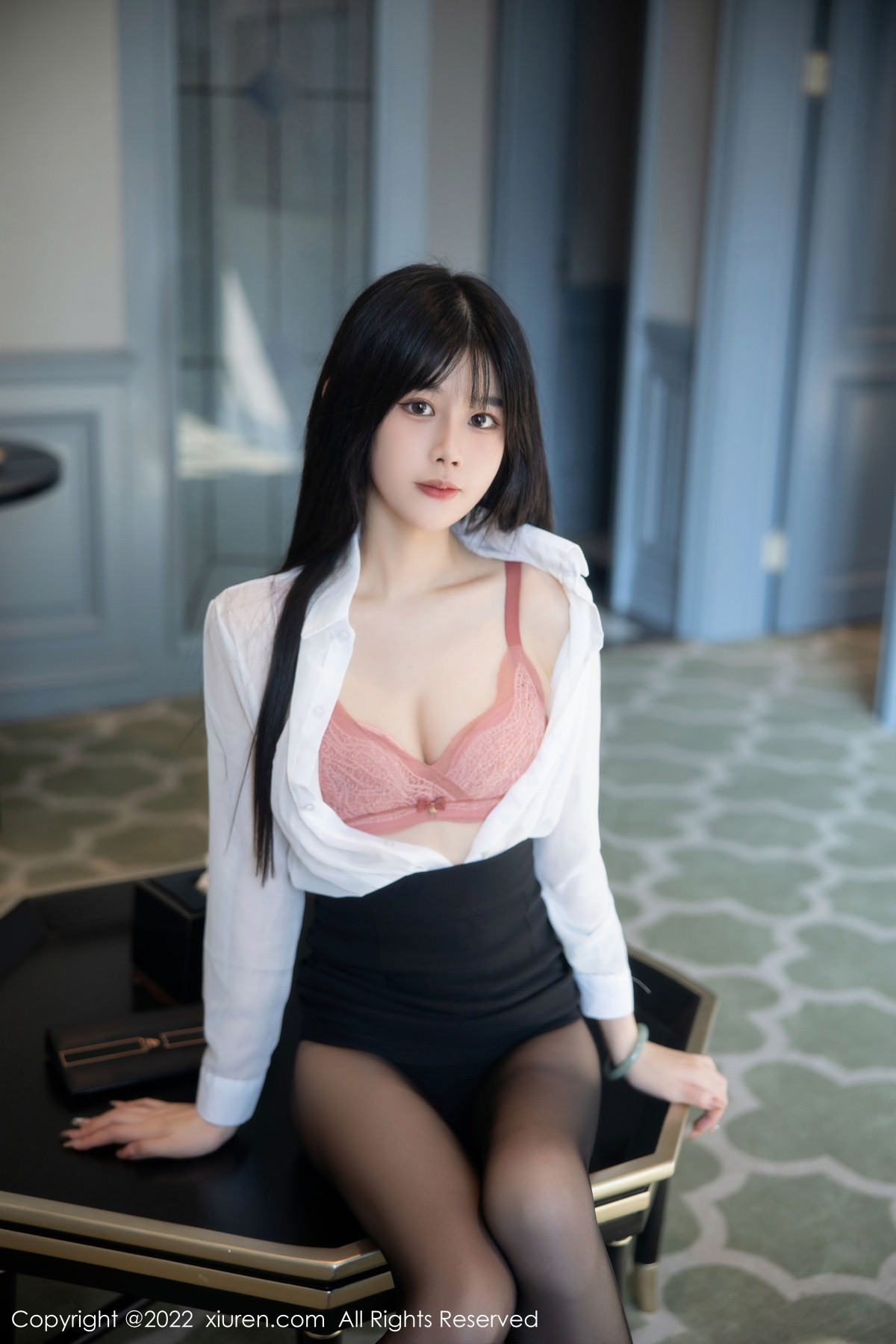xgyw.top_XiuRen第5861_模特77qiqi白色轻透衣配黑短裙露粉红蕾丝内衣超薄黑丝诱惑写真79P