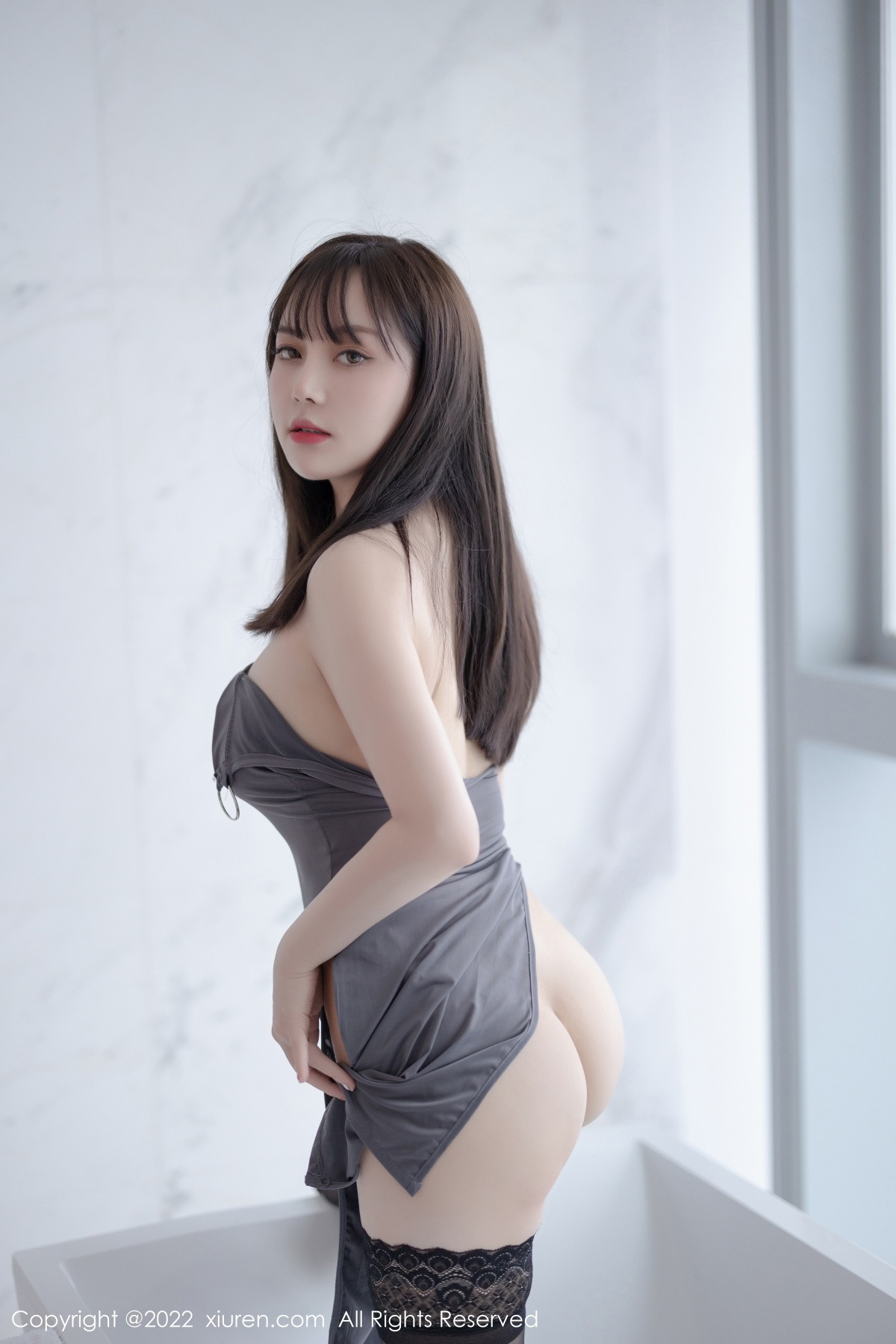 xgyw.top_XiuRen第5865_模特豆瓣酱厦门旅拍灰色露肩短裙配蕾丝袜秀丰满身材诱惑写真71P