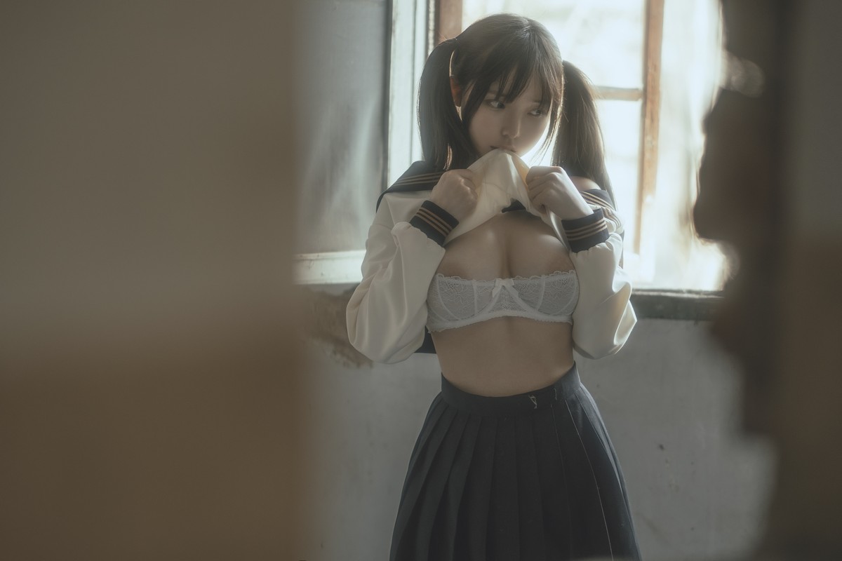 xgyw.top_Coser美女六味帝皇酱废墟JK主题户外脱性感制服露白色内衣秀豪乳诱惑写真42P