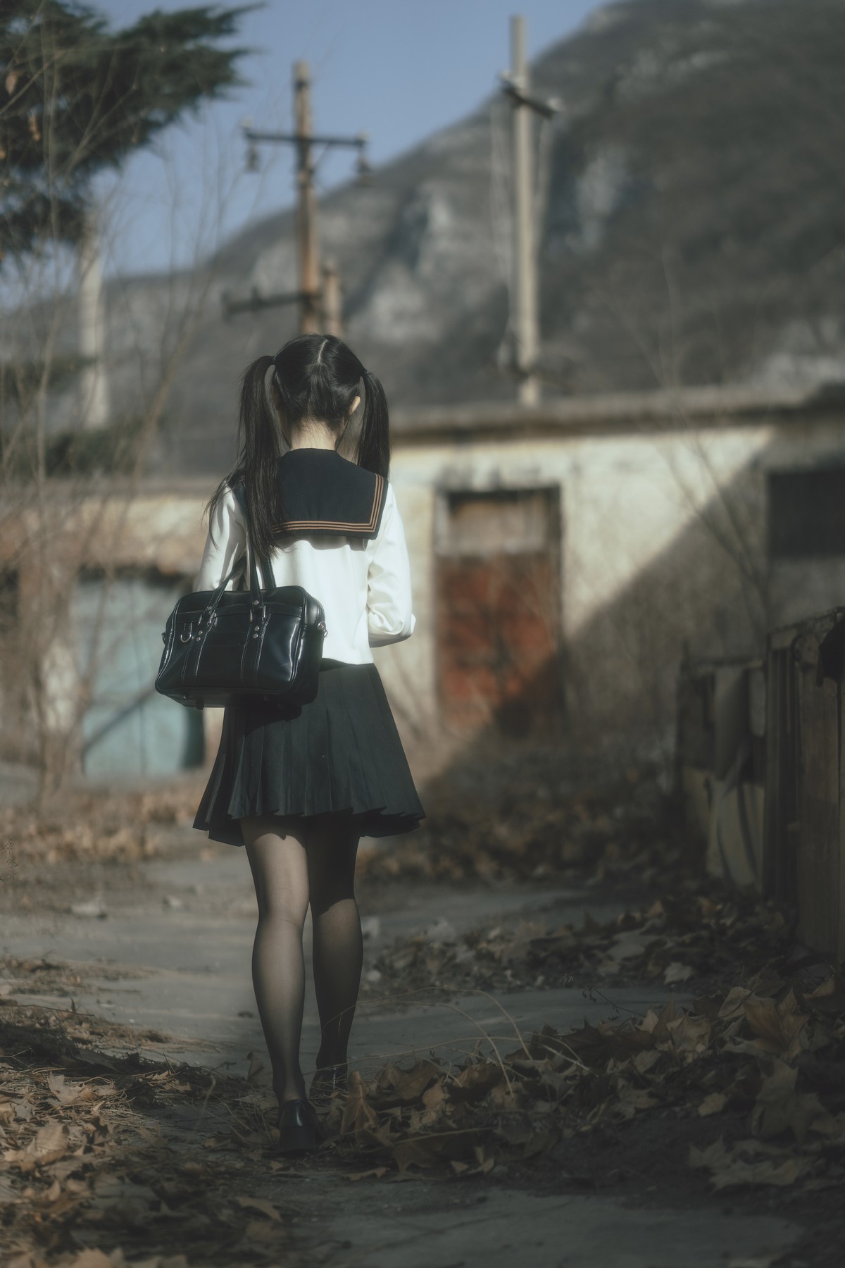 xgyw.top_Coser美女六味帝皇酱废墟JK主题户外脱性感制服露白色内衣秀豪乳诱惑写真42P
