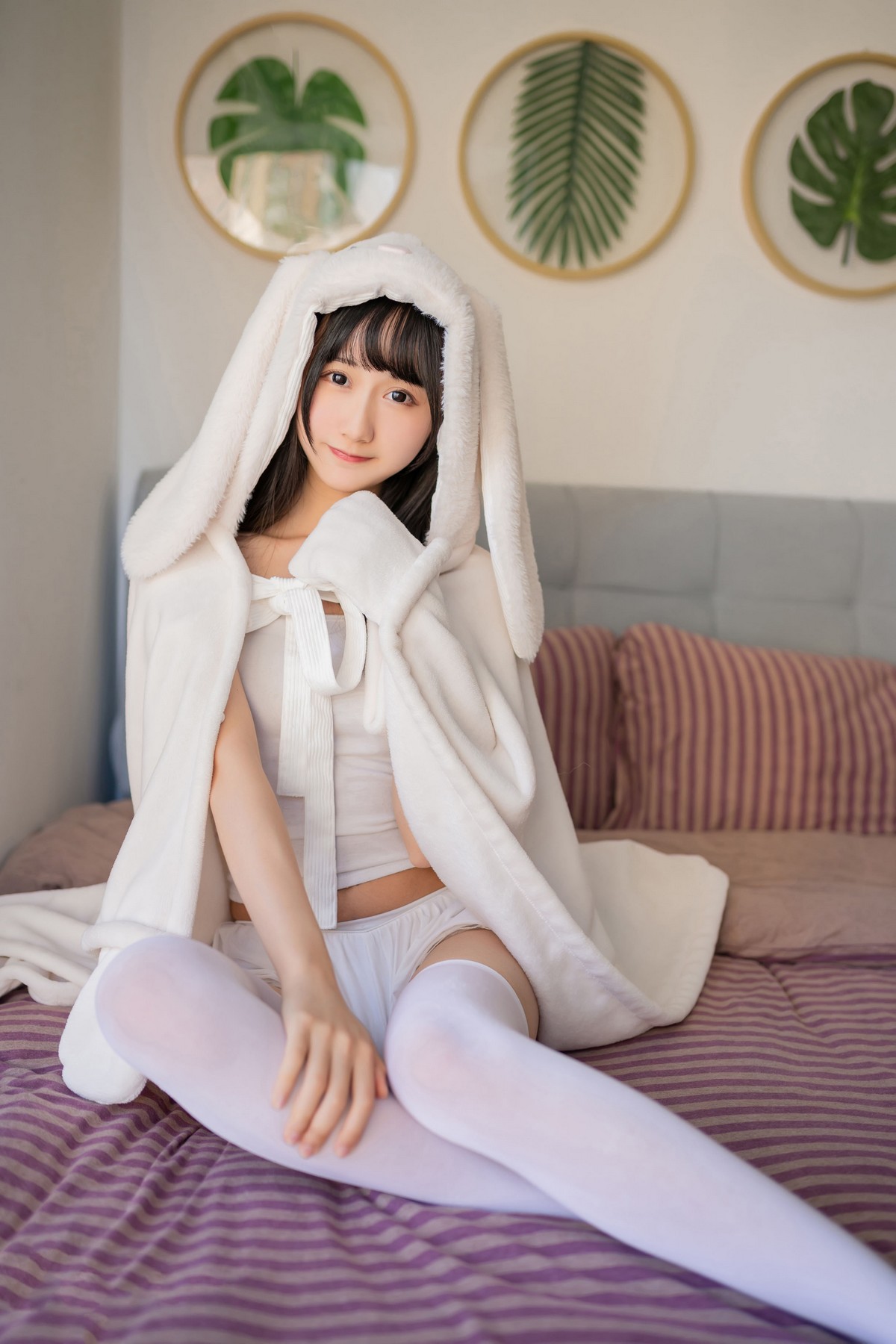 xgyw.top_萌系小姐姐木绵绵OwO浴巾兔子主题私房性感白色吊带配白短裤白丝袜迷人写真42P