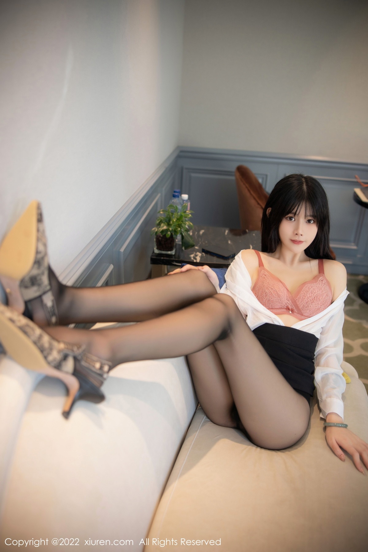 xgyw.top_XiuRen第5861_模特77qiqi白色轻透衣配黑短裙露粉红蕾丝内衣超薄黑丝诱惑写真79P