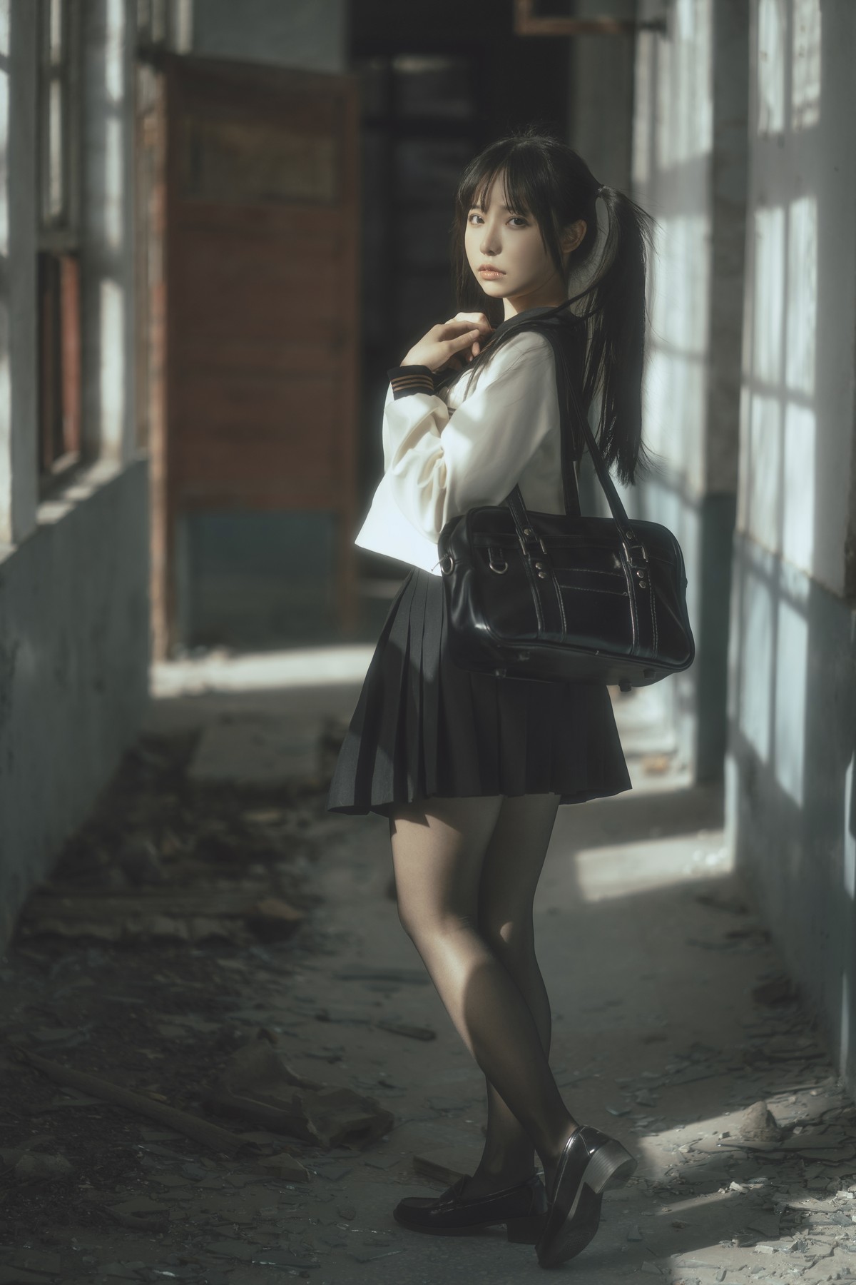 xgyw.top_Coser美女六味帝皇酱废墟JK主题户外脱性感制服露白色内衣秀豪乳诱惑写真42P