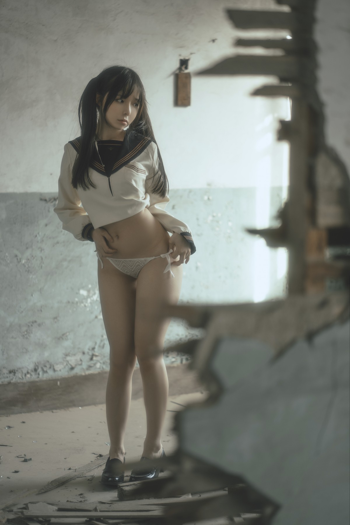 xgyw.top_Coser美女六味帝皇酱废墟JK主题户外脱性感制服露白色内衣秀豪乳诱惑写真42P