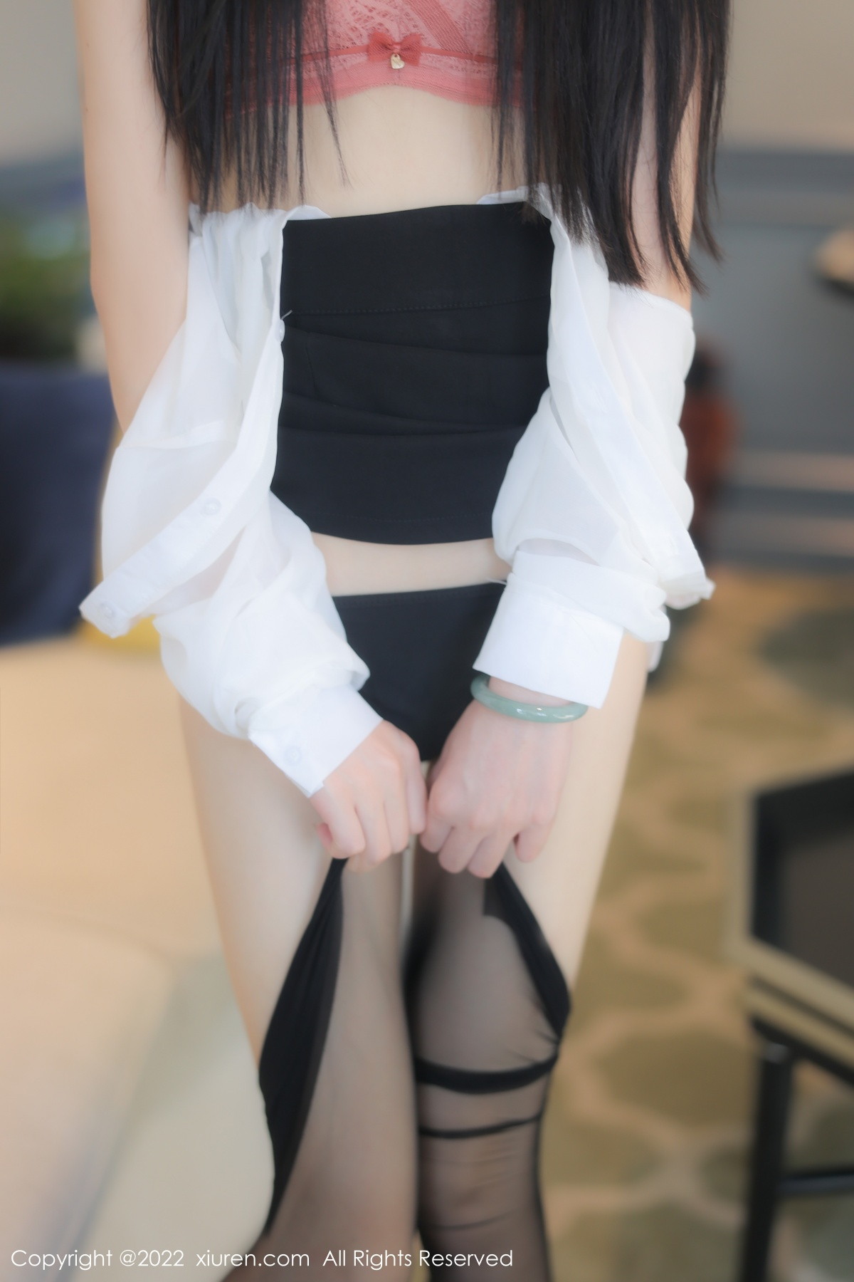 xgyw.top_XiuRen第5861_模特77qiqi白色轻透衣配黑短裙露粉红蕾丝内衣超薄黑丝诱惑写真79P