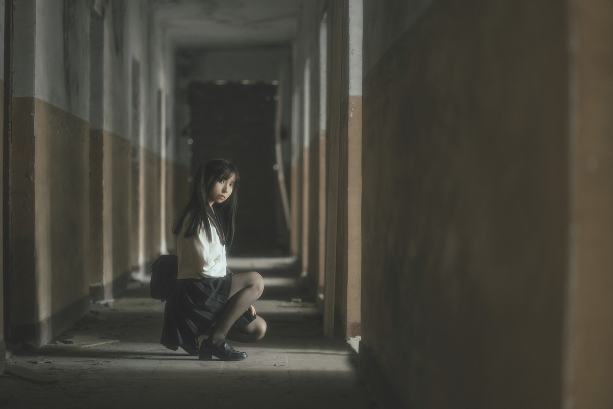 xgyw.top_Coser美女六味帝皇酱废墟JK主题户外脱性感制服露白色内衣秀豪乳诱惑写真42P