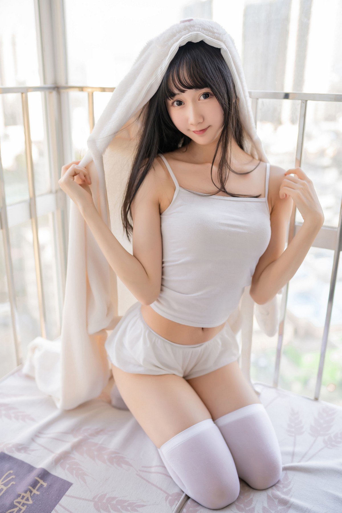 xgyw.top_萌系小姐姐木绵绵OwO浴巾兔子主题私房性感白色吊带配白短裤白丝袜迷人写真42P