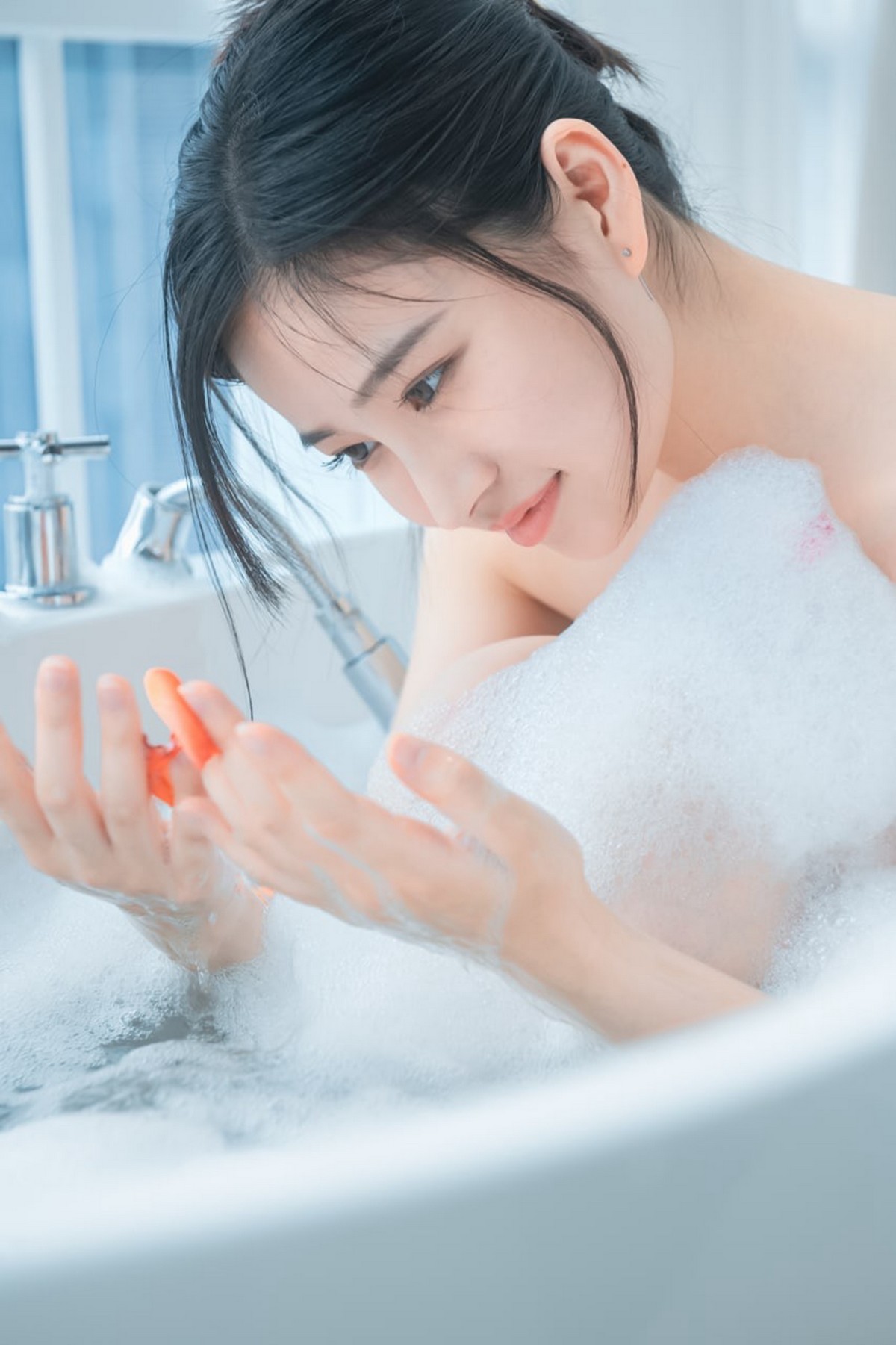 xgyw.top_网络美女年年Nnian爱心泡泡主题私房浴室大尺度全果泡泡浴秀火辣身材诱惑写真25P