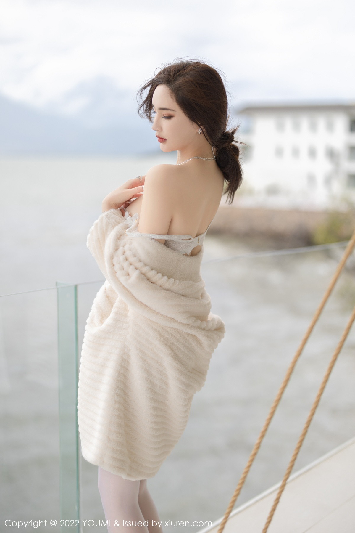 xgyw.top_[YouMi尤蜜荟]Vol.866_女神奶瓶土肥圆户外脱米色外衣露白色蕾丝内衣秀豪乳诱惑写真82P
