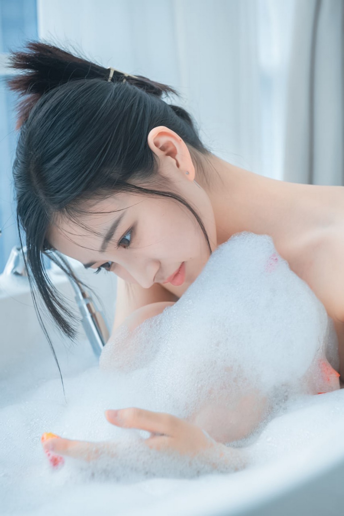 xgyw.top_网络美女年年Nnian爱心泡泡主题私房浴室大尺度全果泡泡浴秀火辣身材诱惑写真25P