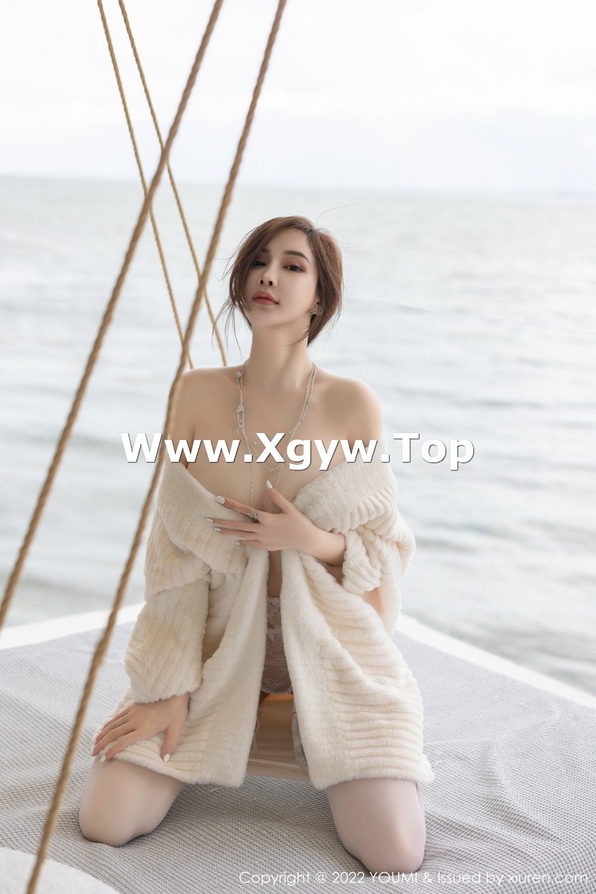 xgyw.top_[YouMi尤蜜荟]Vol.866_女神奶瓶土肥圆户外脱米色外衣露白色蕾丝内衣秀豪乳诱惑写真82P