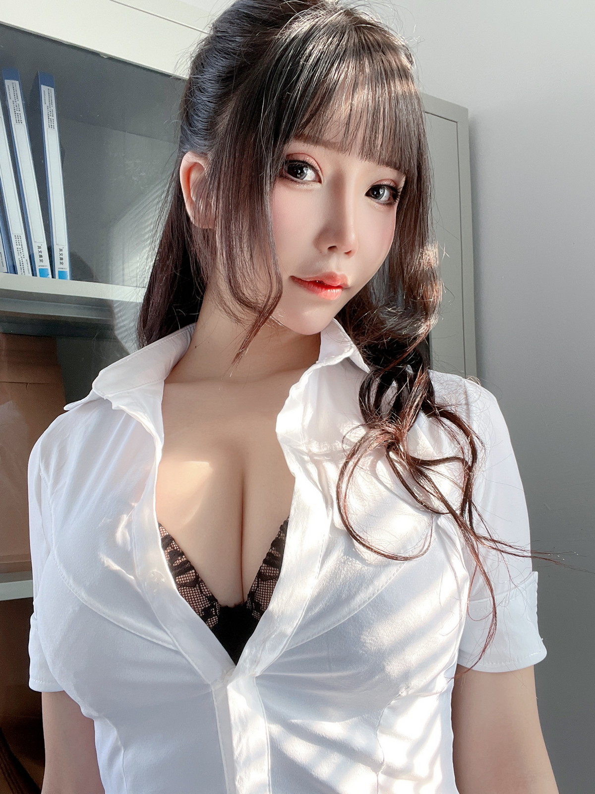 xgyw.top_二次元妹子抱走莫子aa-OL太太主题性感白T配黑短裙露蕾丝内衣丰满诱惑写真78P