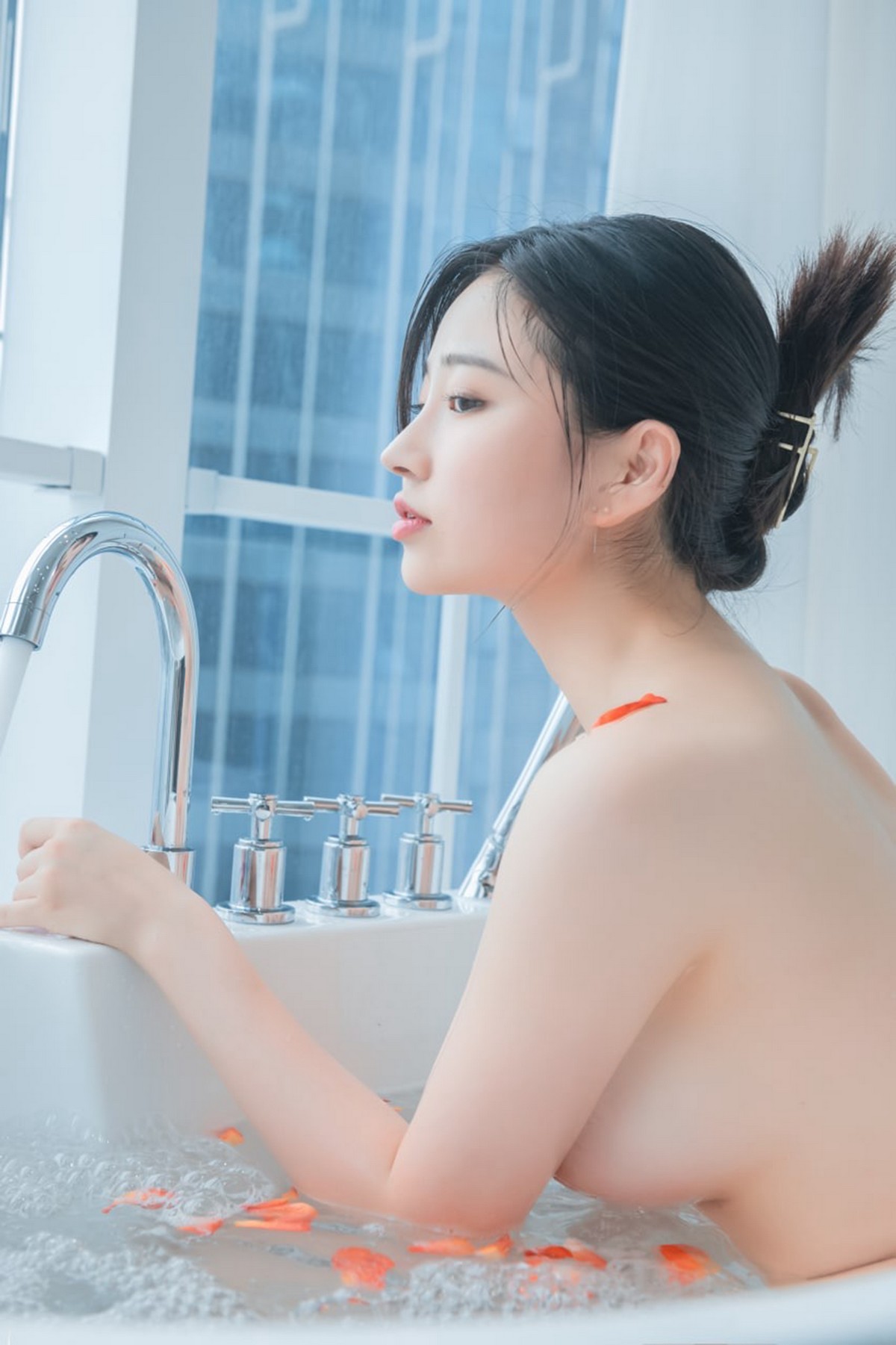 xgyw.top_网络美女年年Nnian爱心泡泡主题私房浴室大尺度全果泡泡浴秀火辣身材诱惑写真25P
