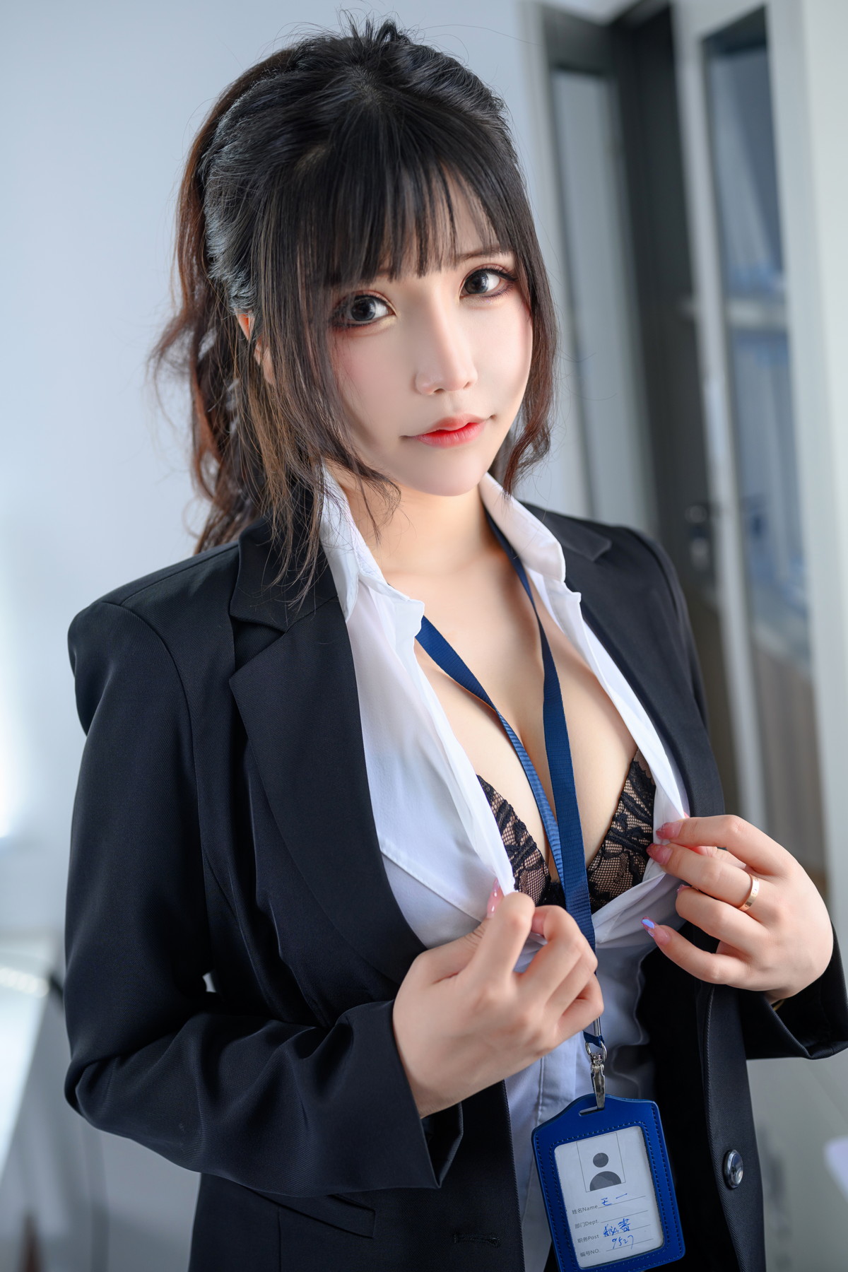 xgyw.top_二次元妹子抱走莫子aa-OL太太主题性感白T配黑短裙露蕾丝内衣丰满诱惑写真78P