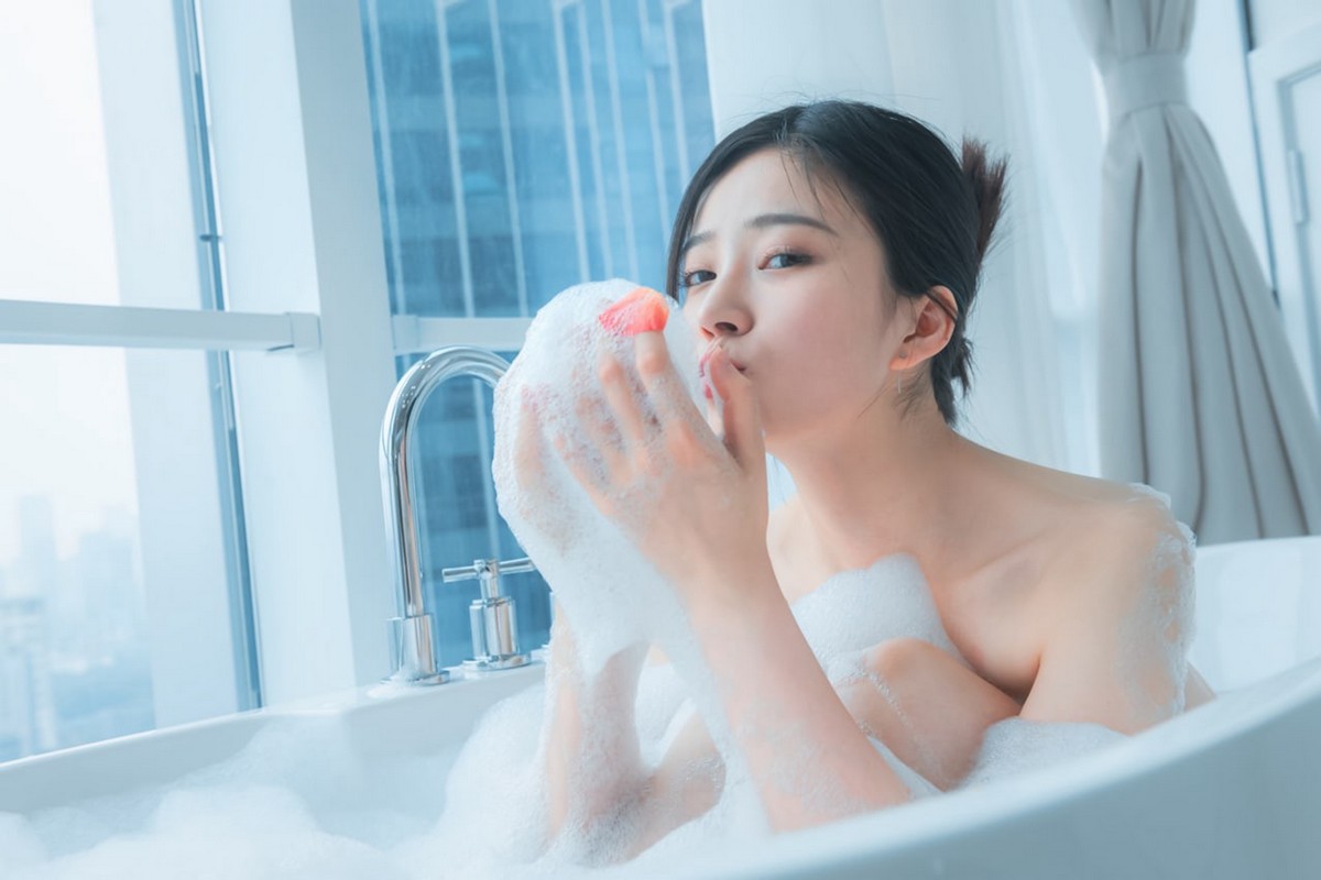 xgyw.top_网络美女年年Nnian爱心泡泡主题私房浴室大尺度全果泡泡浴秀火辣身材诱惑写真25P
