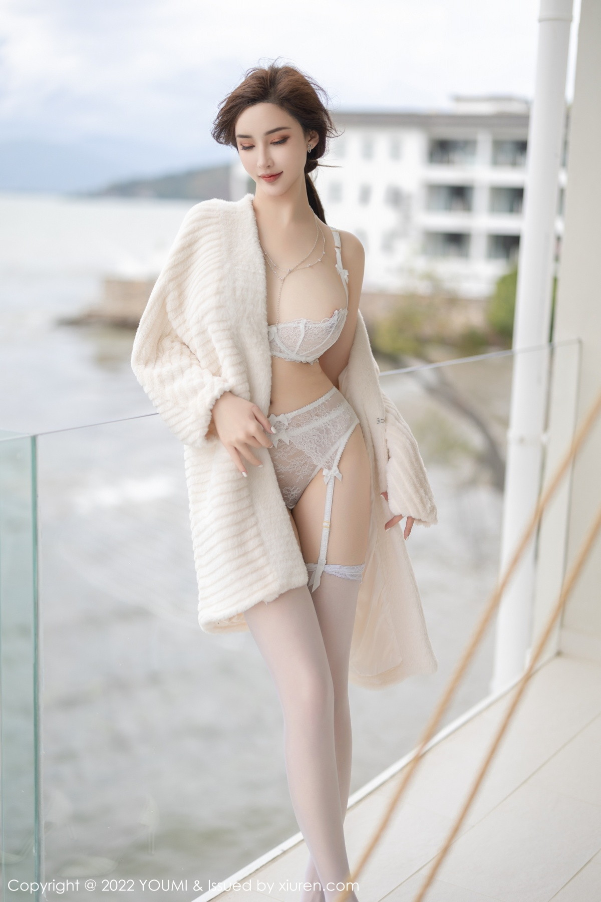 xgyw.top_[YouMi尤蜜荟]Vol.866_女神奶瓶土肥圆户外脱米色外衣露白色蕾丝内衣秀豪乳诱惑写真82P