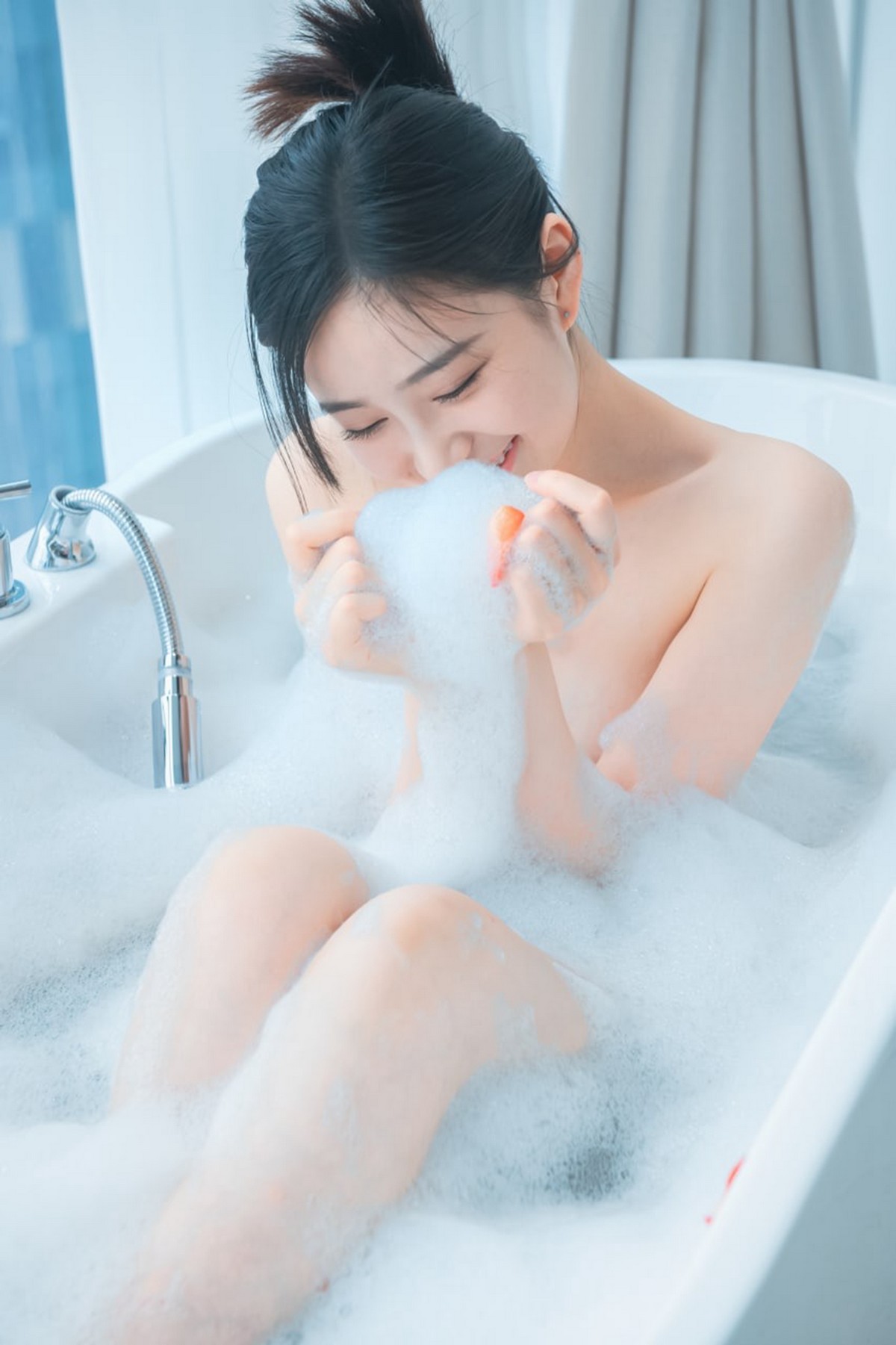 xgyw.top_网络美女年年Nnian爱心泡泡主题私房浴室大尺度全果泡泡浴秀火辣身材诱惑写真25P