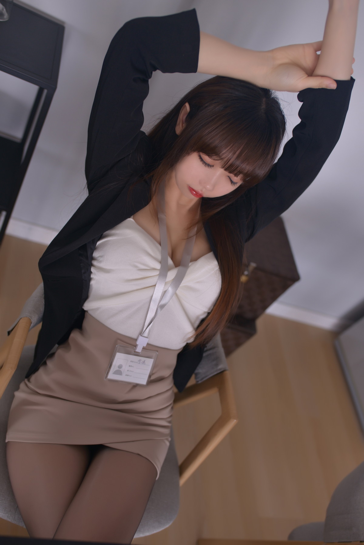 xgyw.top_Cos小姐姐雪琪OL后辈出差第一天主题性感制服短裙配超薄黑丝秀美腿迷人写真47P