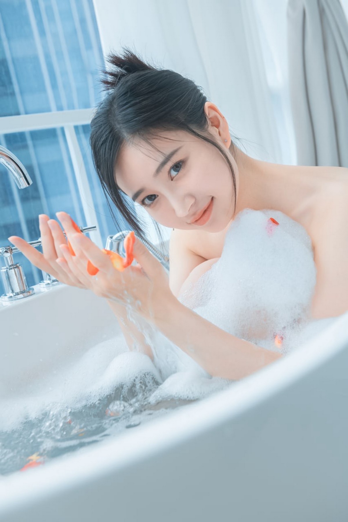 xgyw.top_网络美女年年Nnian爱心泡泡主题私房浴室大尺度全果泡泡浴秀火辣身材诱惑写真25P