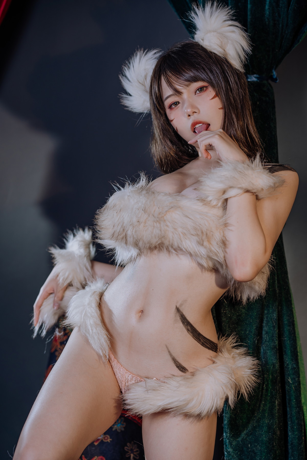xgyw.top_网络美女喵喵鱼熊孩子主题私房性感绒毛服饰露粉色内衣秀火辣身材诱惑写真37P