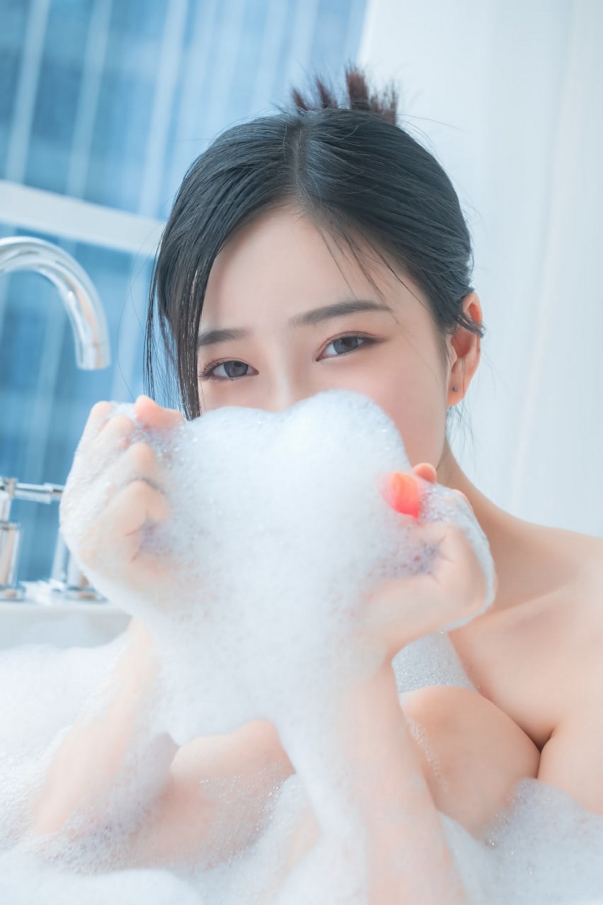 xgyw.top_网络美女年年Nnian爱心泡泡主题私房浴室大尺度全果泡泡浴秀火辣身材诱惑写真25P