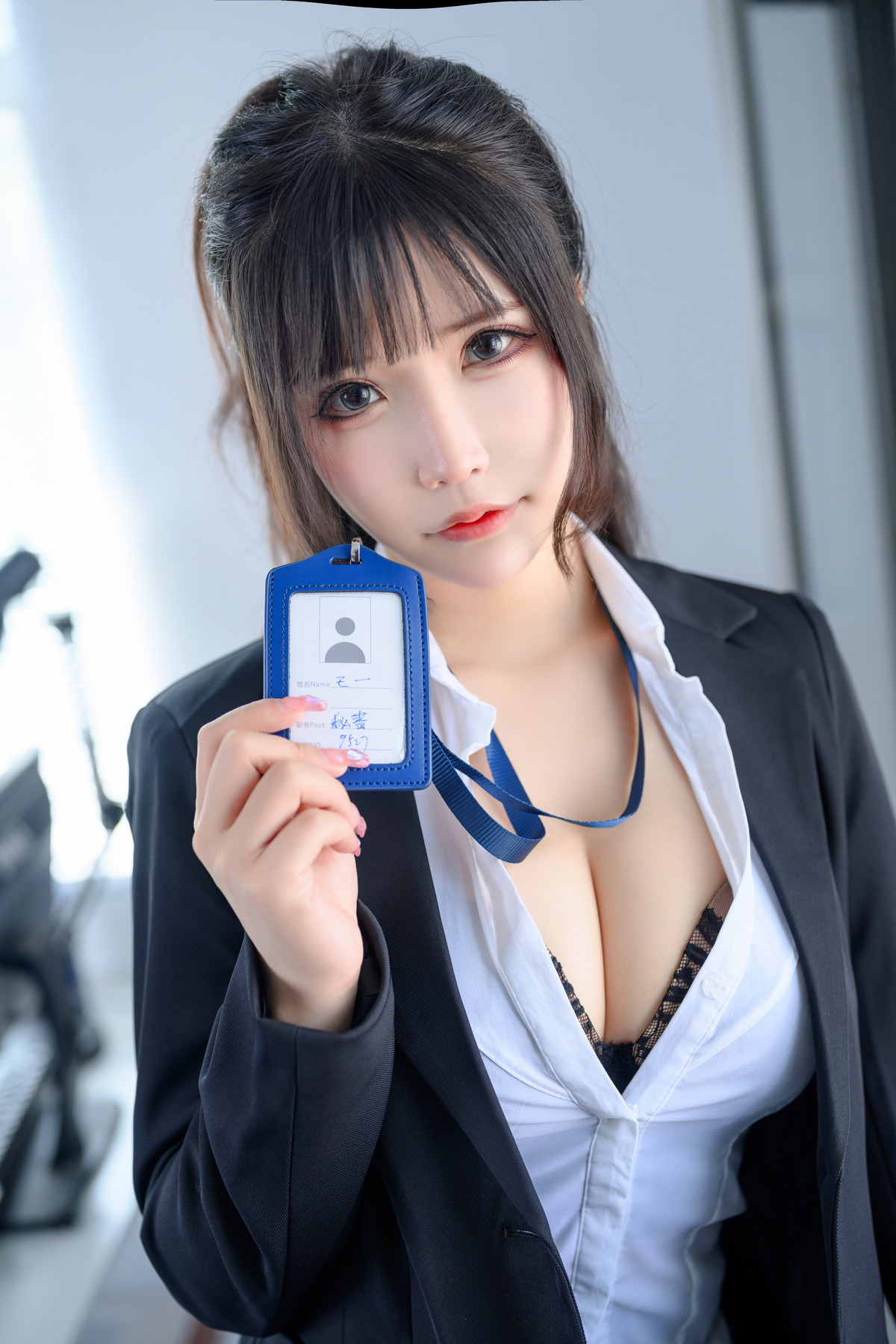 xgyw.top_二次元妹子抱走莫子aa-OL太太主题性感白T配黑短裙露蕾丝内衣丰满诱惑写真78P