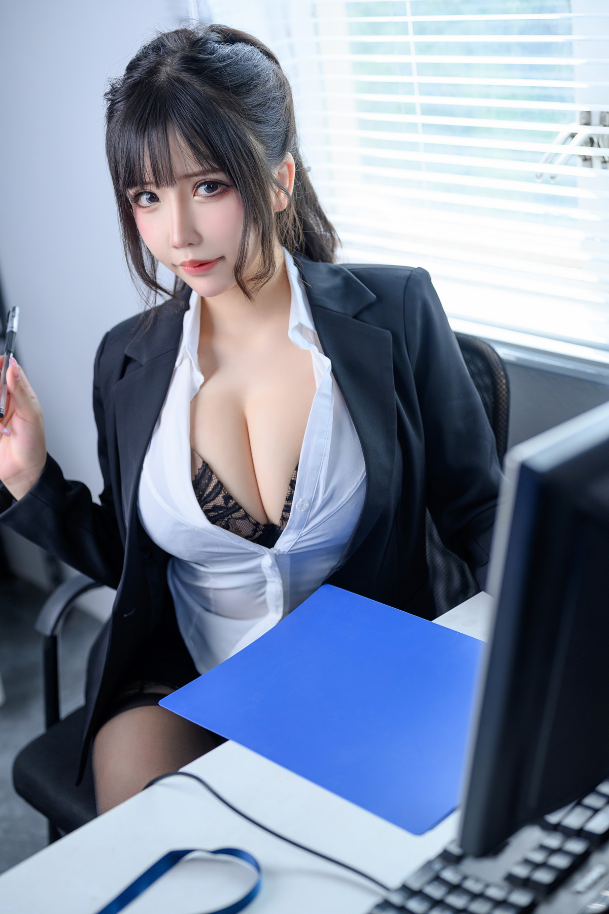xgyw.top_二次元妹子抱走莫子aa-OL太太主题性感白T配黑短裙露蕾丝内衣丰满诱惑写真78P