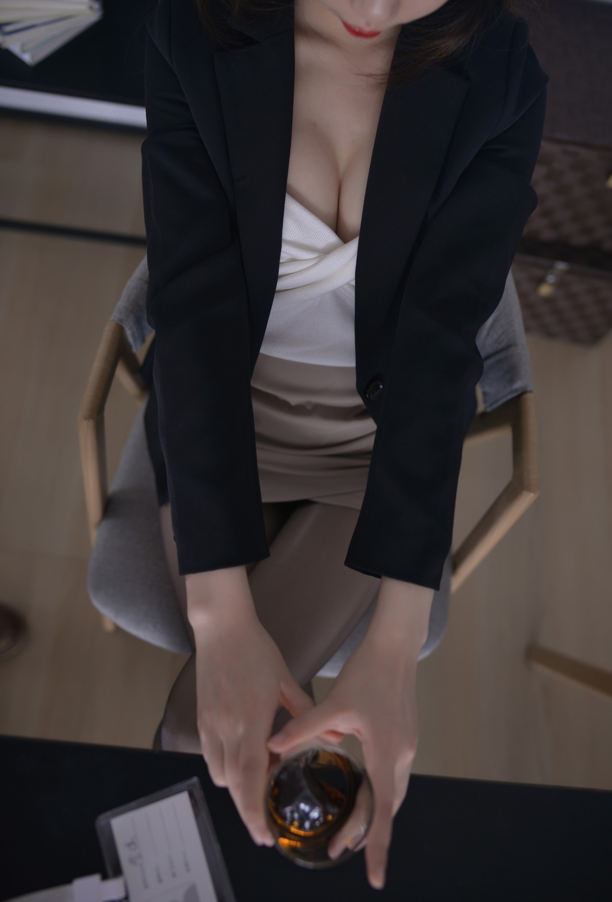 xgyw.top_Cos小姐姐雪琪OL后辈出差第一天主题性感制服短裙配超薄黑丝秀美腿迷人写真47P